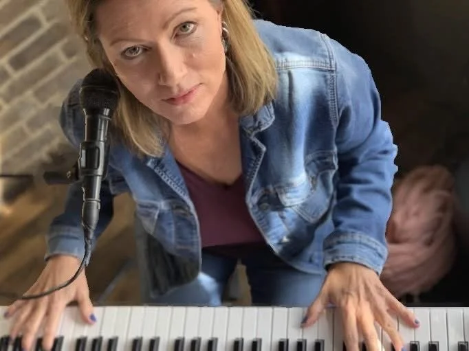 Lisa Lynn performing on Sunday Funday 