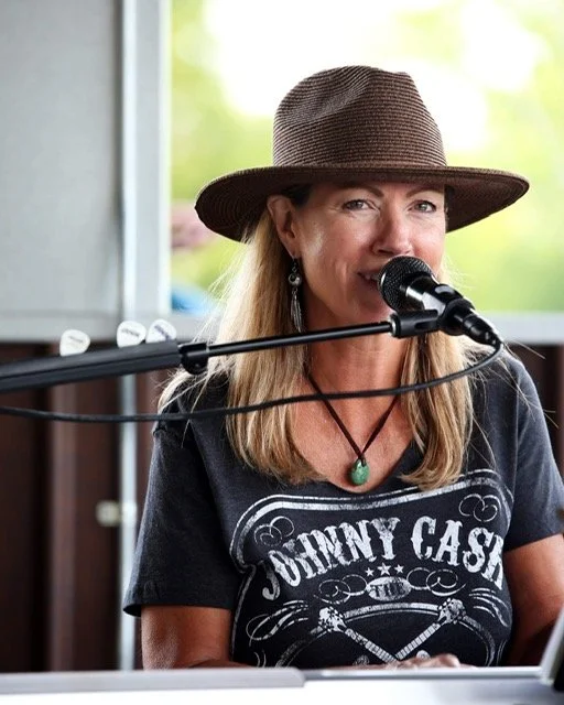 Lisa Lynn performing on Sunday Funday 