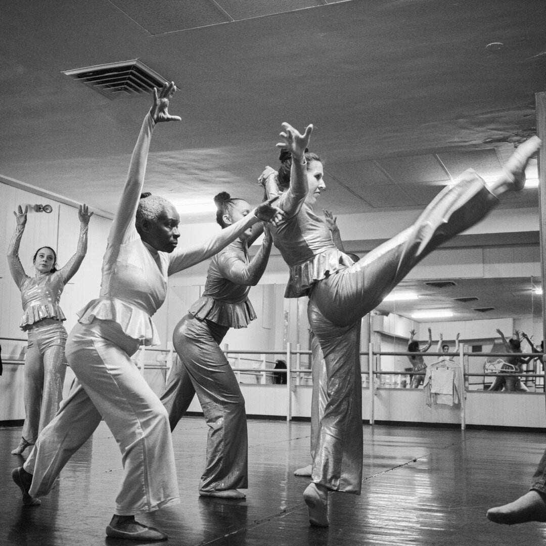 Capturing the essence of art in motion during the rehearsal of 'Etude in Jazz' - a moment that radiates with collaboration, creativity, and passion. 

#joelhalldancersandcenter #Joelhall #etudeinjazz #andrewweeksphotography #dancerehersal #danceclass