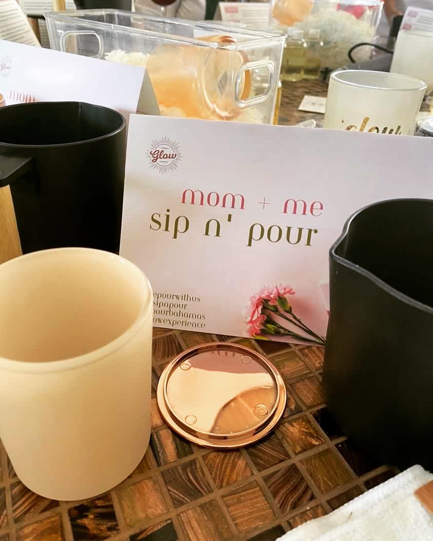 🌺Pre mom-day family fun 🌺 #glowsipnpour #candlemakingparty #comepourwithus 

&bull;
#sipnpourexclusive #sipnpourbahamas #sipnpour #sipnpourbyglow #theglowexperience #candles #bahamas #pouryourowncandle #diycandleprojects #candleclasses #scentedcand