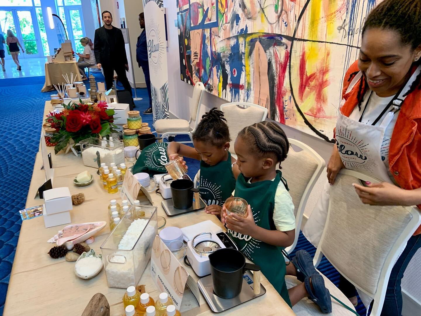 On-site #candlemaking @bahamar Culinary and Arts Festival this past weekend was such a fun experience for our new #chandlers 🤩 everyone walked away with a self-made masterpiece🕯️ even the little ones 🩵🩷

#sipnpourexclusive #sipnpourbahamas #glows