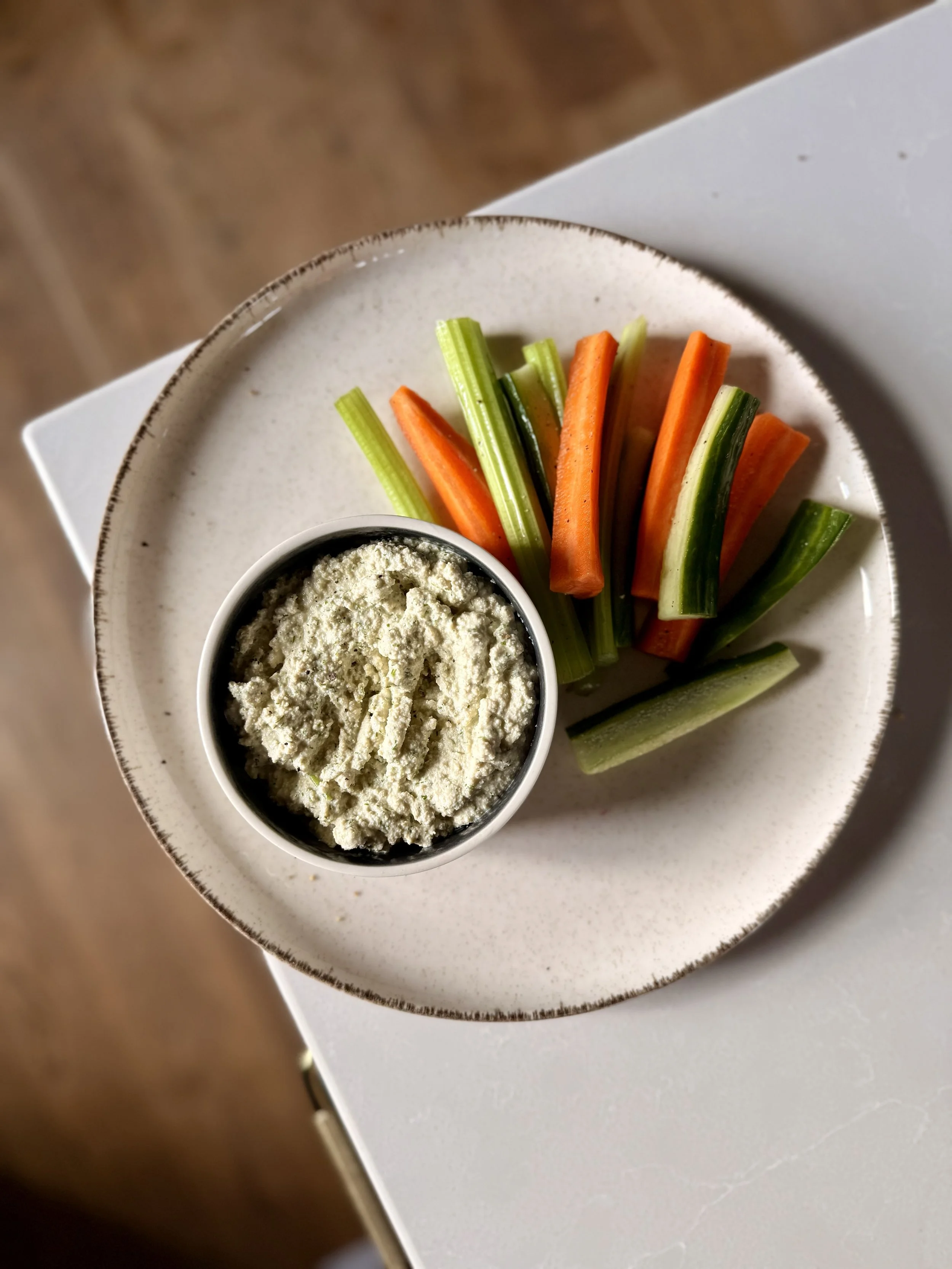 ŠVIEŽIOS DARŽOVĖS SU TOFU KREMU