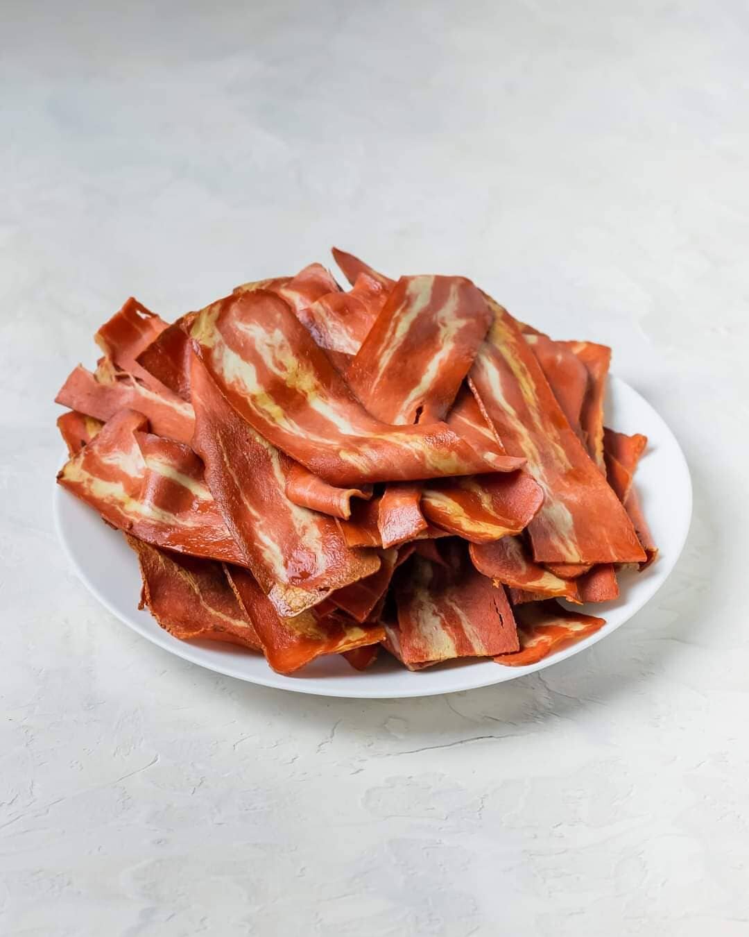 Dar vienas nerealus naujas produktas i&scaron; mūsų tiekėjų Olandijoje!
AUGALINIS &quot;BEKONAS&quot; 🥓

Itin kvapnus, tra&scaron;kiais kra&scaron;tais ir mink&scaron;tu vidumi - tikra skonio bomba 🤤

Pra&scaron;ykite įdėti į bet kurį burgerį arba 