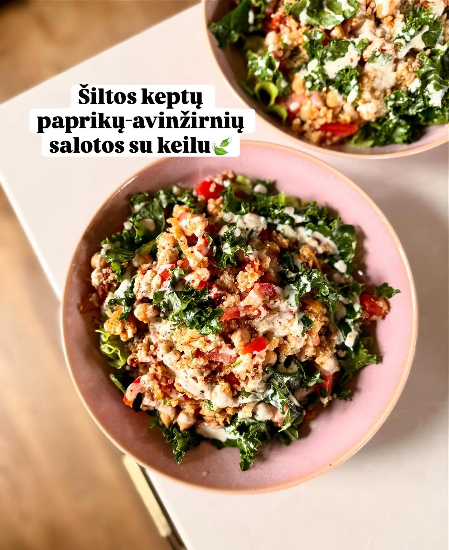 Dalinamės nuostabių salotų receptu, kuriose susijungia keptos, bet dar &scaron;iek tiek tra&scaron;kios paprikos, avinžirniai, &scaron;ildantys prieskoniai, keilas ir kreminis tahini padažas, kuris tobulai apjungia visus skonius. 

Dabar pats metas i