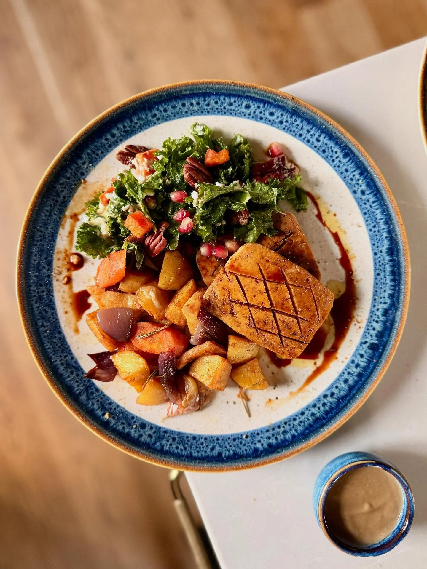 Inspiracija KALĖDŲ STALUI 🎄✨

Marinuoti tofu kepsniai, keptos daržovės su rozmarinais, pievagrybių - miso padažas ir keilo salotos su saldžiomis bulvėmis, keptais pekanais bei tahini - klevų sirupo užpilu 🍃

Desertui - apelsinų keksas su migdolų mi