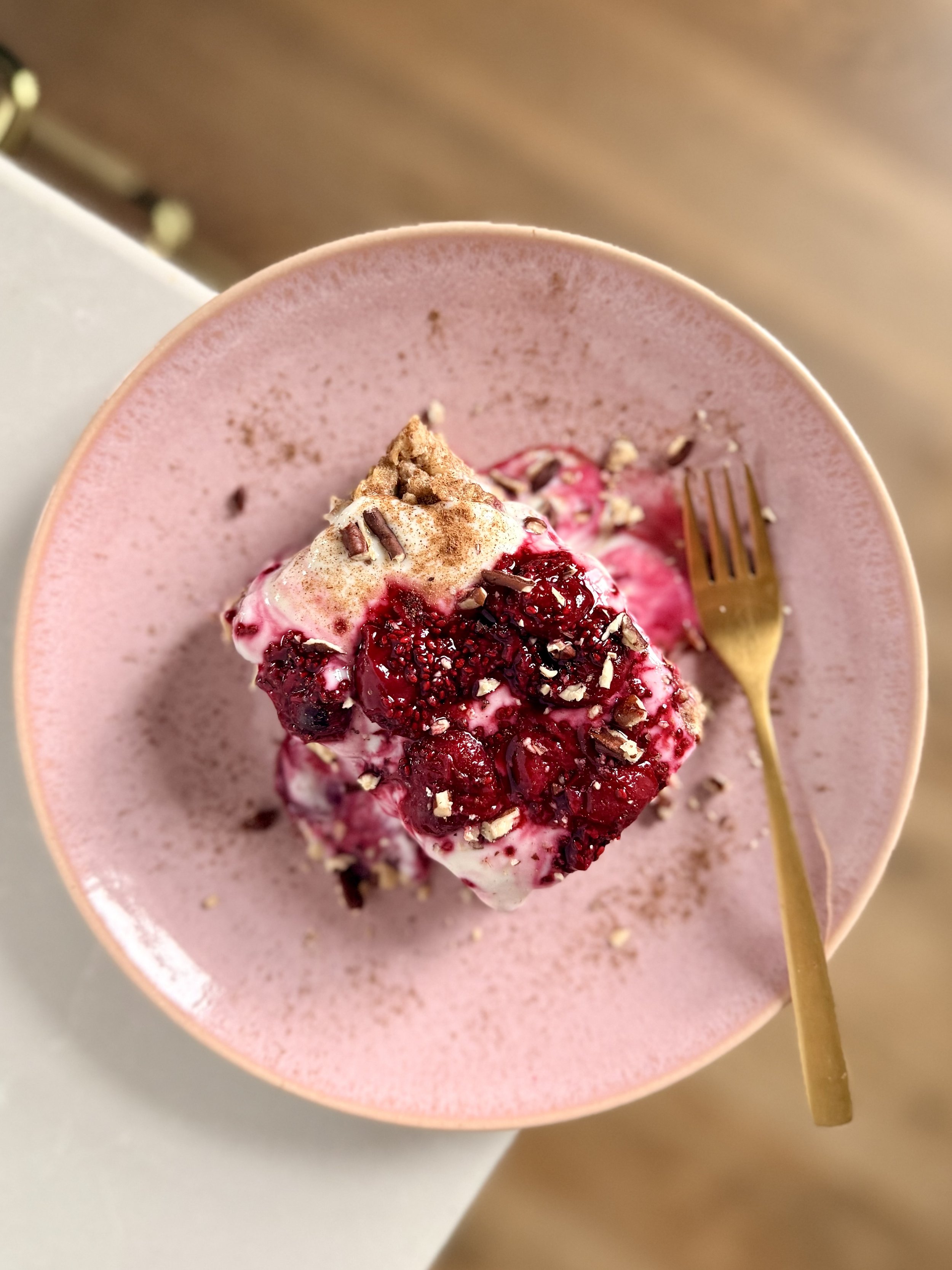 KEPTA AVIŽŲ KOŠĖ SU VYŠNIŲ UOGIENE