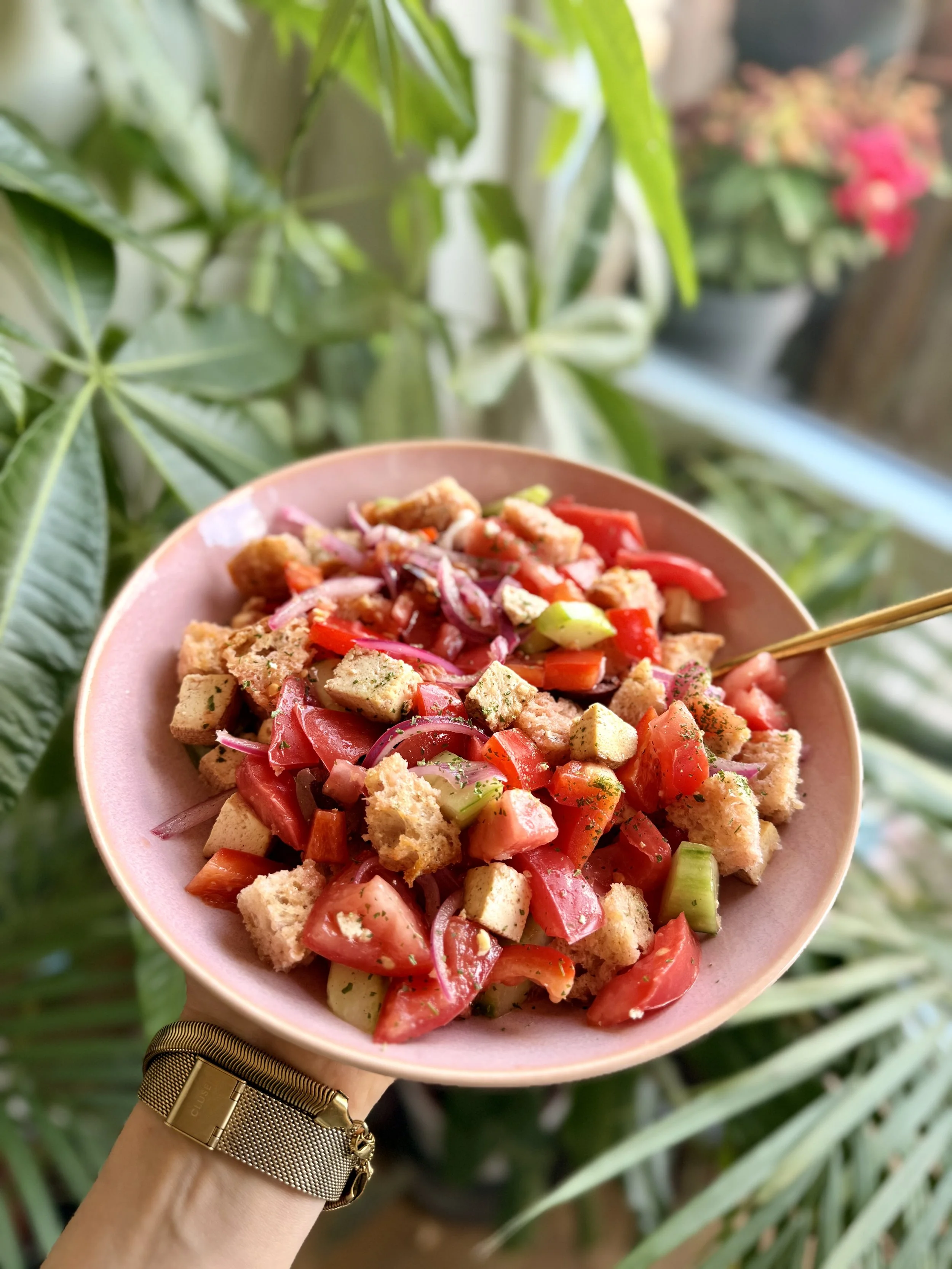 PANZANELLA SALOTOS SU RŪKYTU TOFU