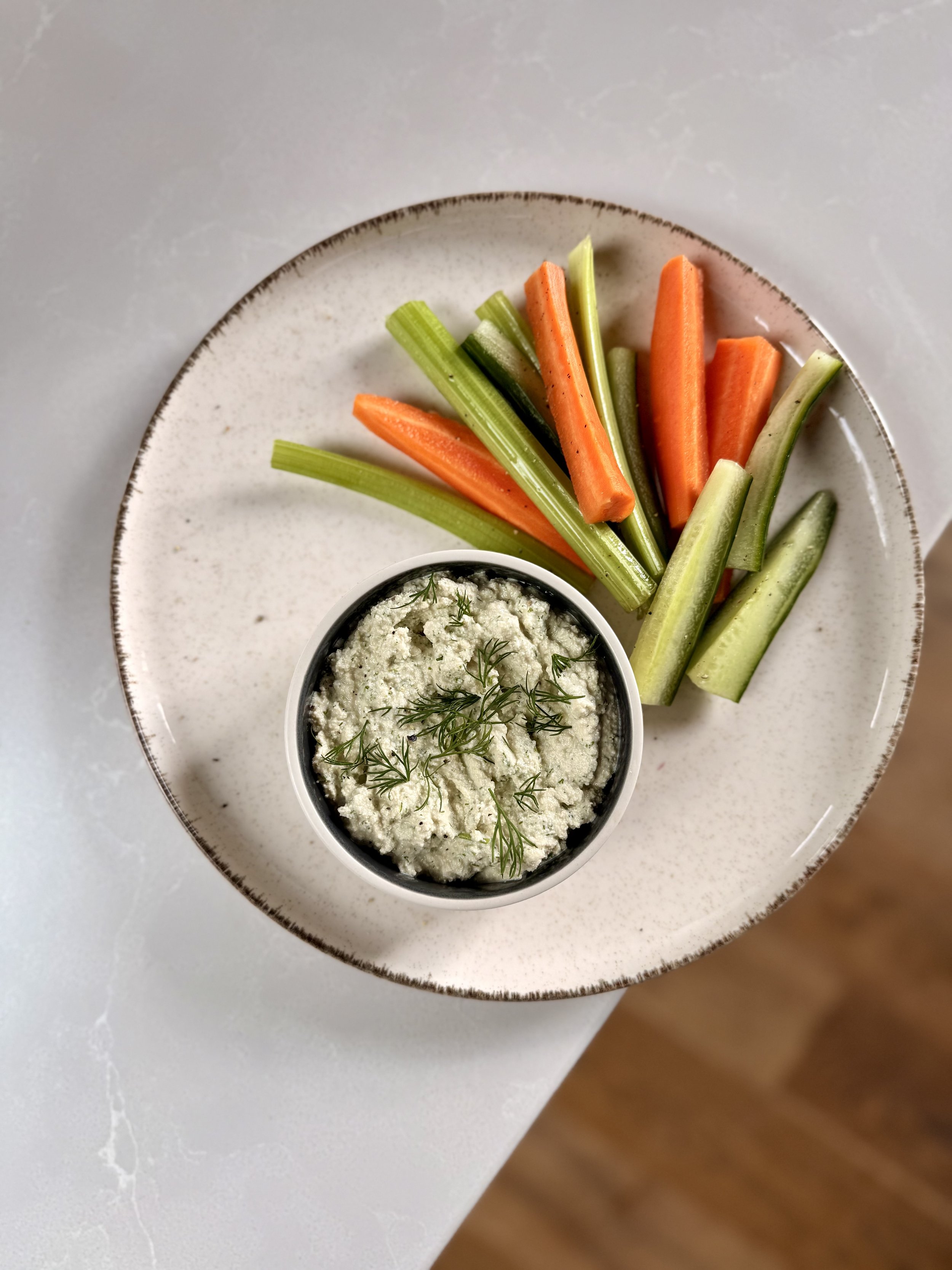 ŠVIEŽIOS DARŽOVĖS SU TOFU KREMU