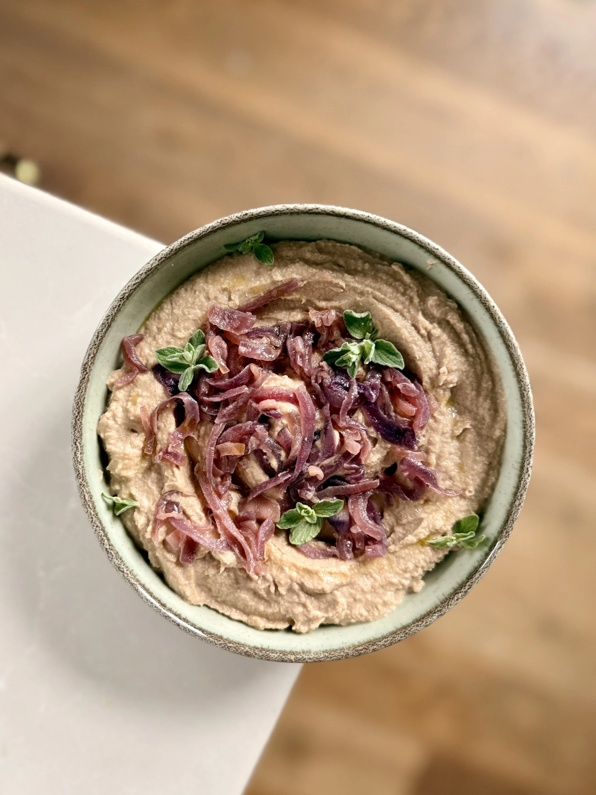 HUMUSAS SU KARAMELIZUOTAIS SVOGŪNAIS