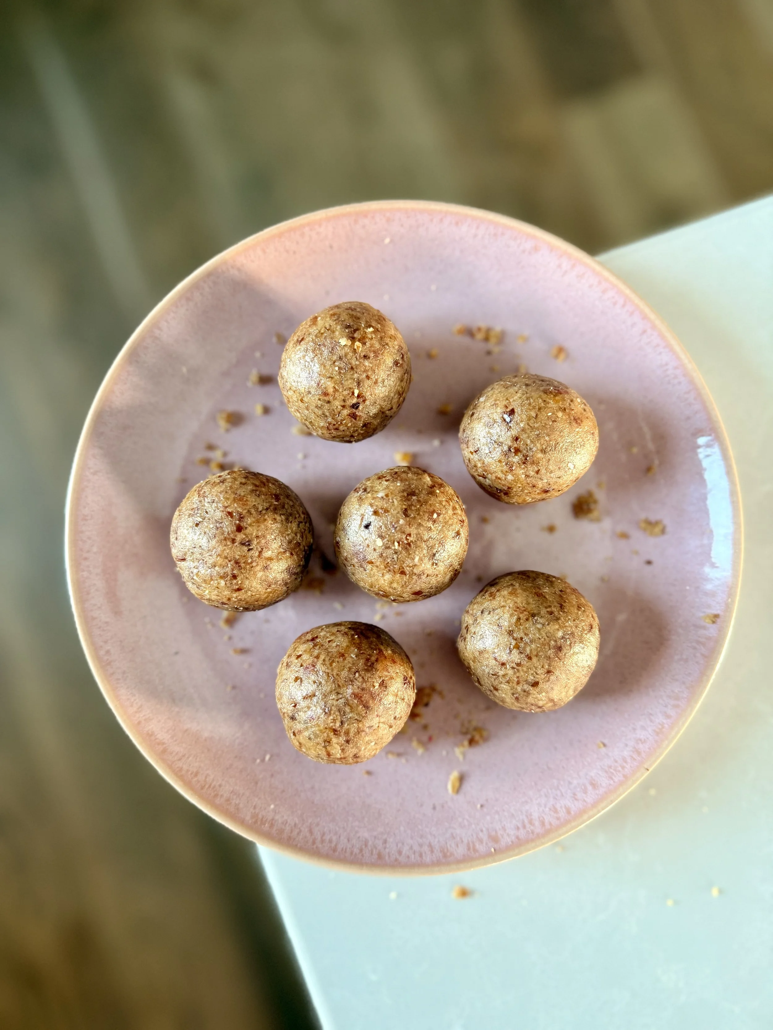 RIEŠUTŲ SVIESTO RUTULIUKAI