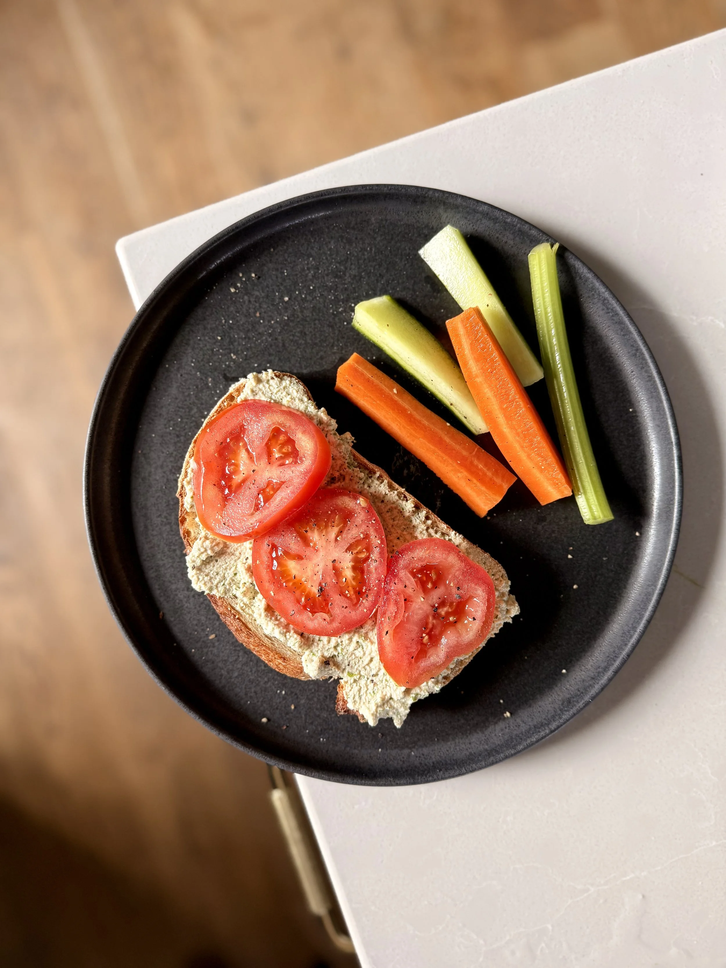 SKREBUTIS SU TOFU KREMU IR POMIDORAIS