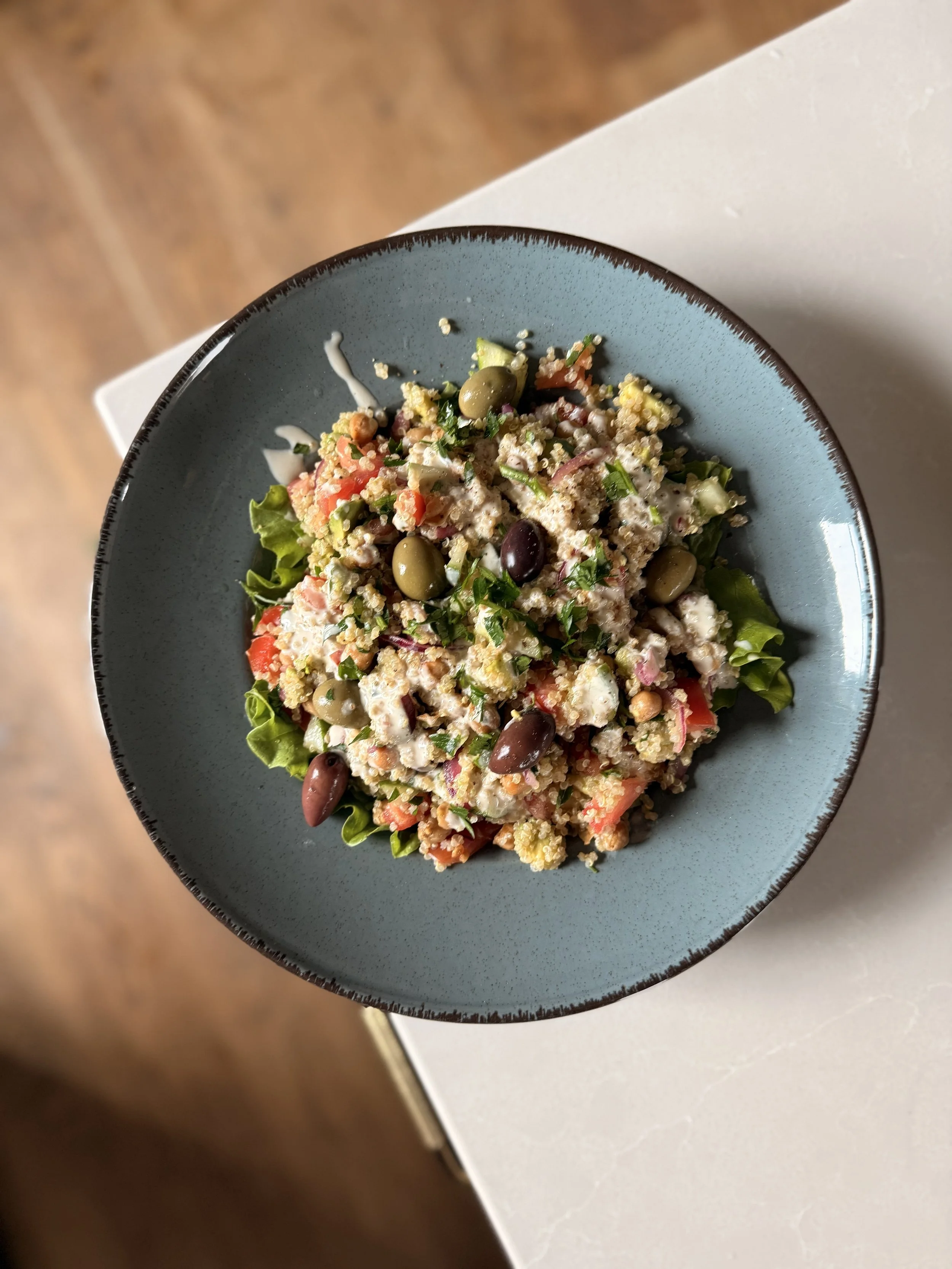 ŠVIEŽIŲ DARŽOVIŲ SALOTOS SU AVINŽIRNIAIS