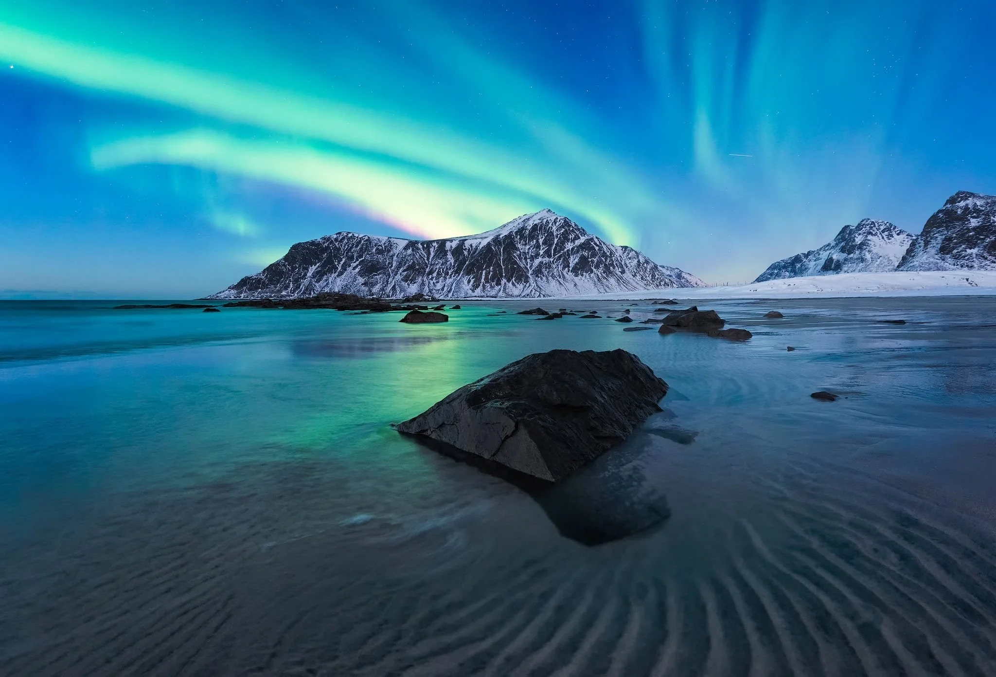 Here you see why expert Felix Inden likes to combine the Aurora borealis with moonlight. The landscape is nicely lid and a good northern lights display will still show through!ISO 1600, f/2.8, 3 seconds