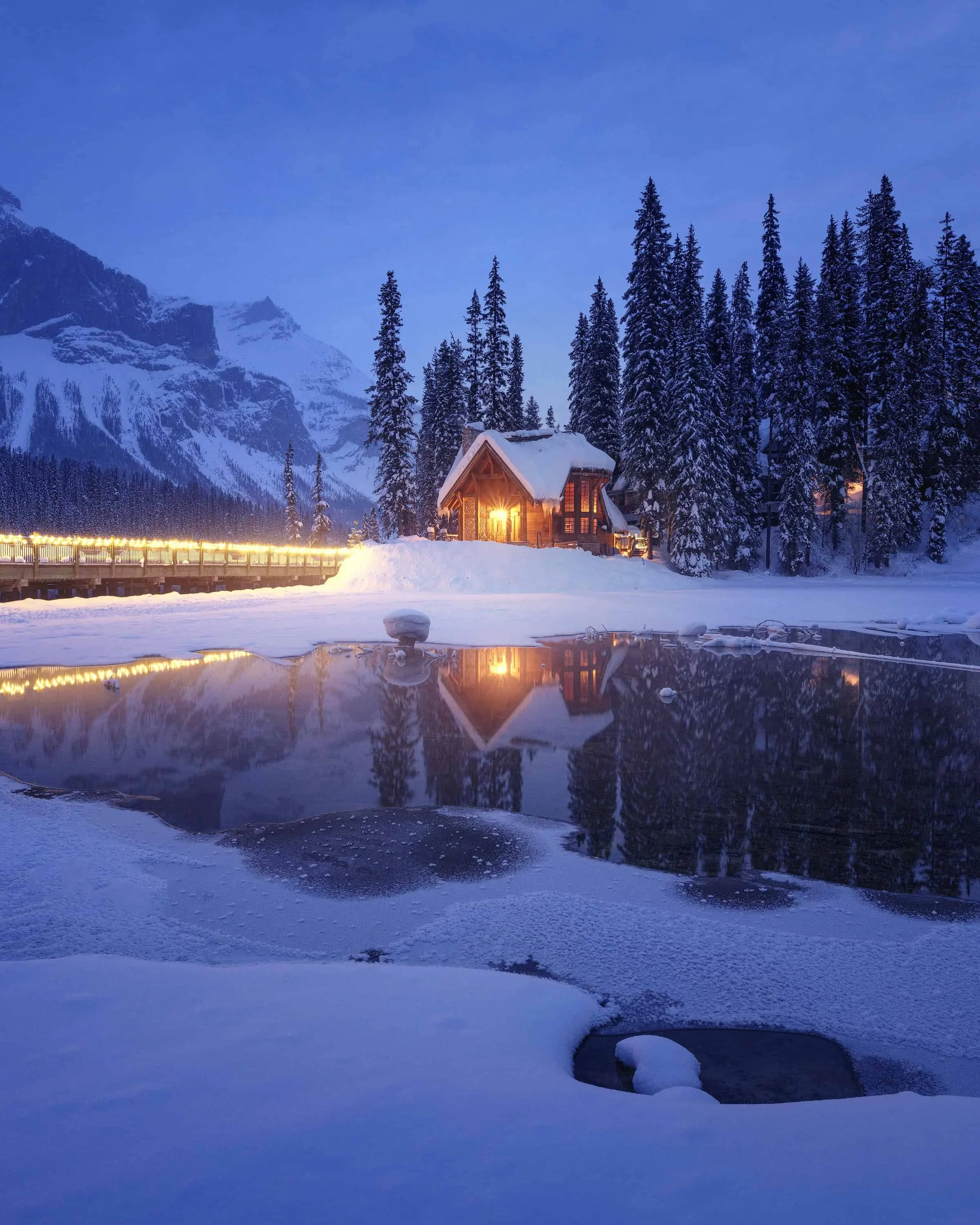 Twilight at Emeral Lake Lodge in the Rockie Mountains, Canada shot on Nikon Z8 with Nikkor Z 14-24 f/2.8 S by landscape photographer Felix Inden