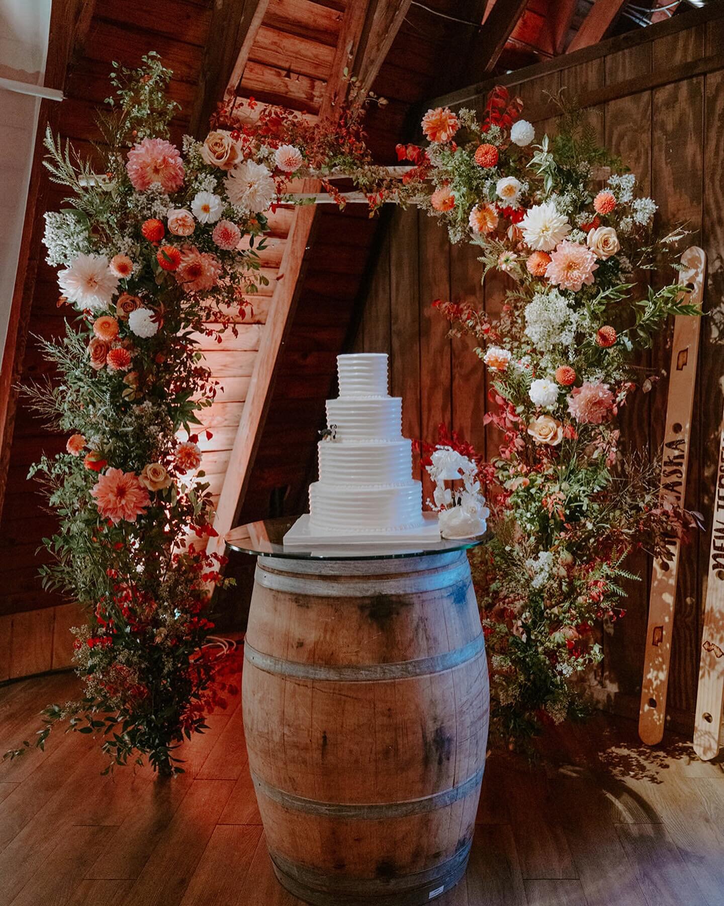 Fall at the barn at @peronafarms is such a vibe ✨

📸: @towardsthemoon 

#fallweddingflowers #peronafarmsbarn #morriscountyweddingflowers