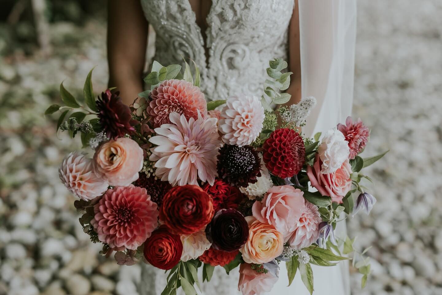 Pinks + Reds with that deep plum pop 👌🏼💜

📸: @christieheimbachphoto 
Venue: @rockislandlakeclub