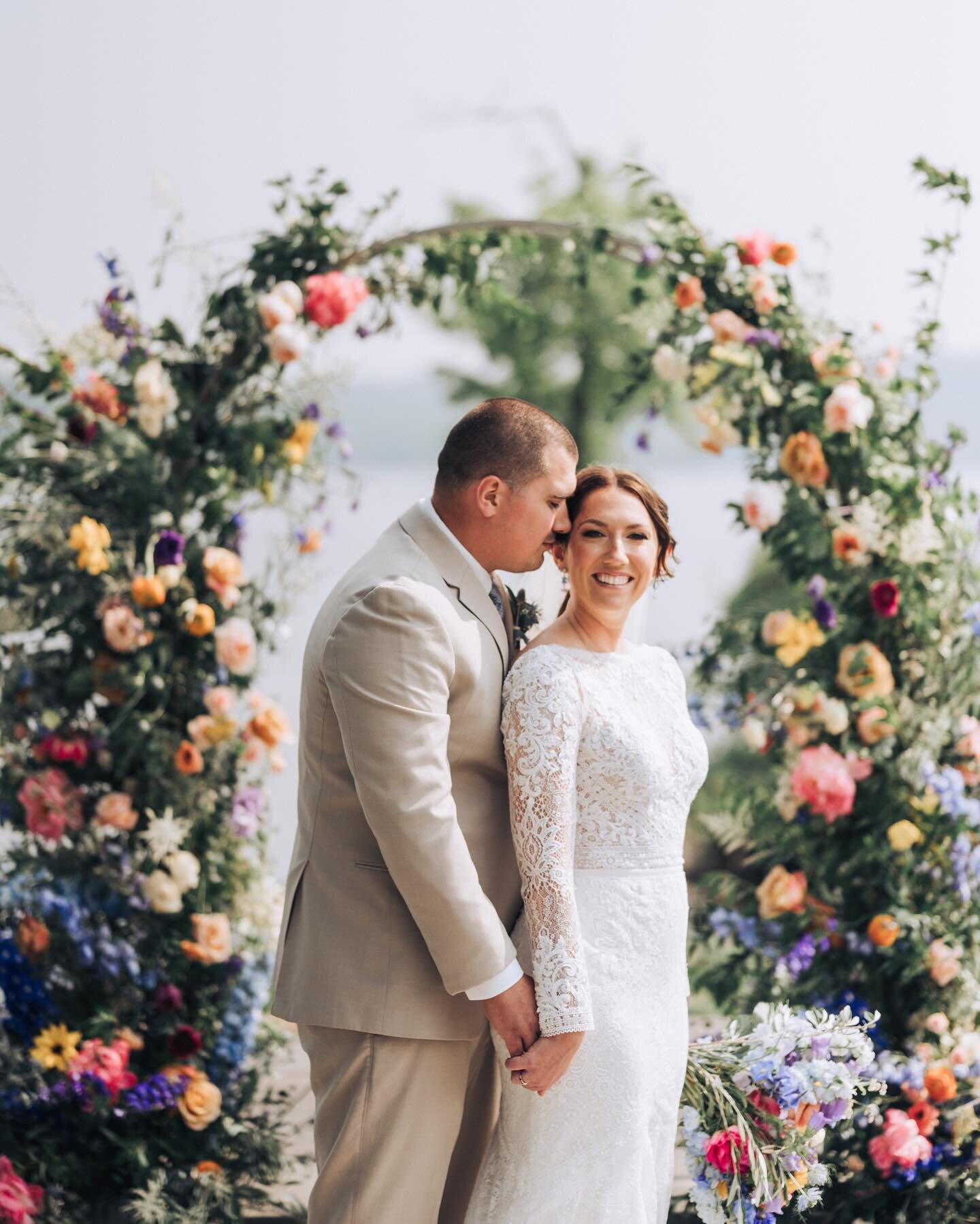 Swipe for some WINDSWEPT action shots ➡ Thank you to our team @jaciscafati and @jessweaver for dealing with whatever weather nature throws at ya 😜

Also- cheers 🥂to the wonderful couple Laura + Austin! It was awesome getting to design for a longtim