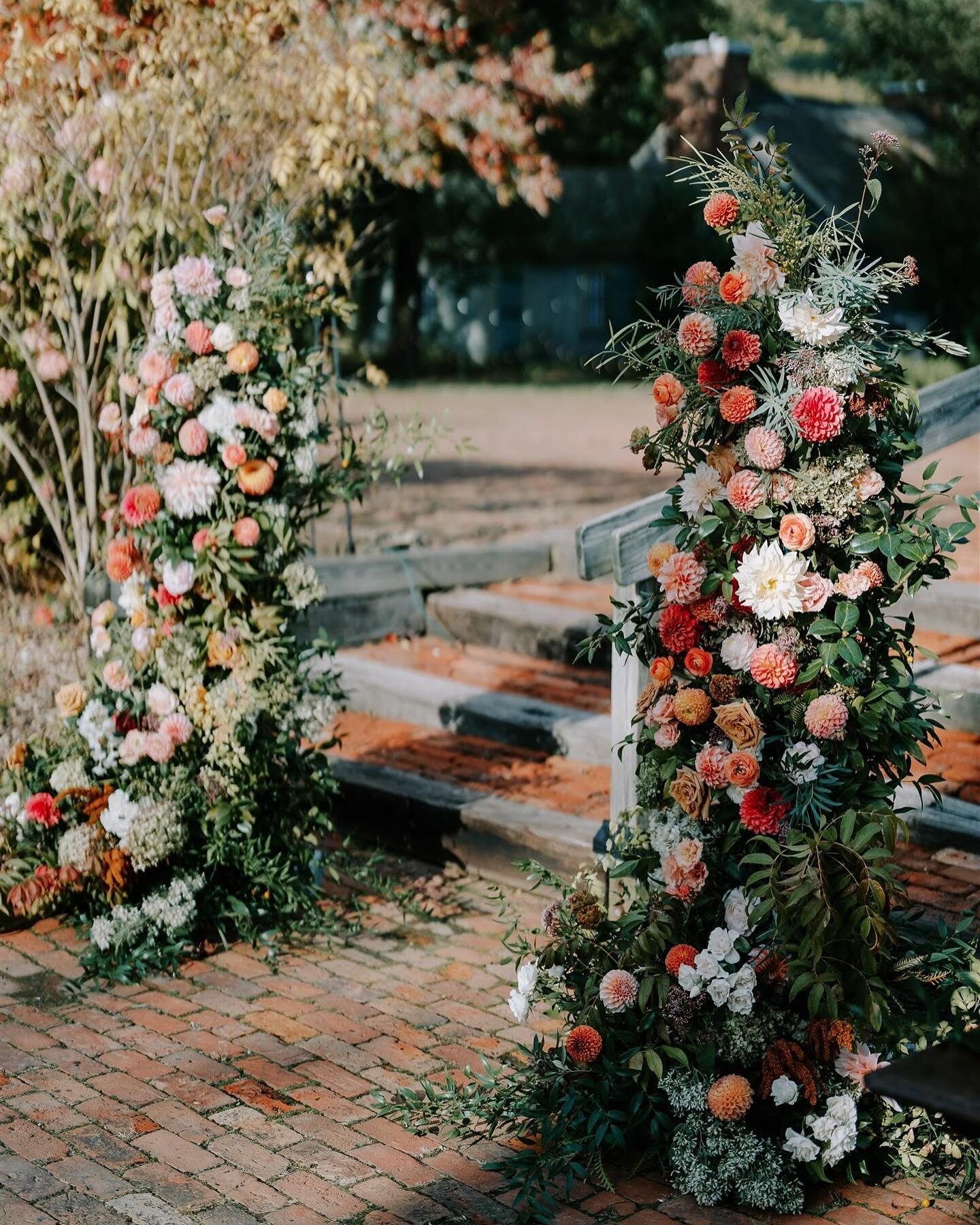 This has FALL WEDDING written all over it- the dahlias, hydrangeas, and textures 👌🏻😍 

Who loves these floral &ldquo;towers&rdquo;? It&rsquo;s such a great option to have an impactful flower moment without needing a traditional arbor structure!

?