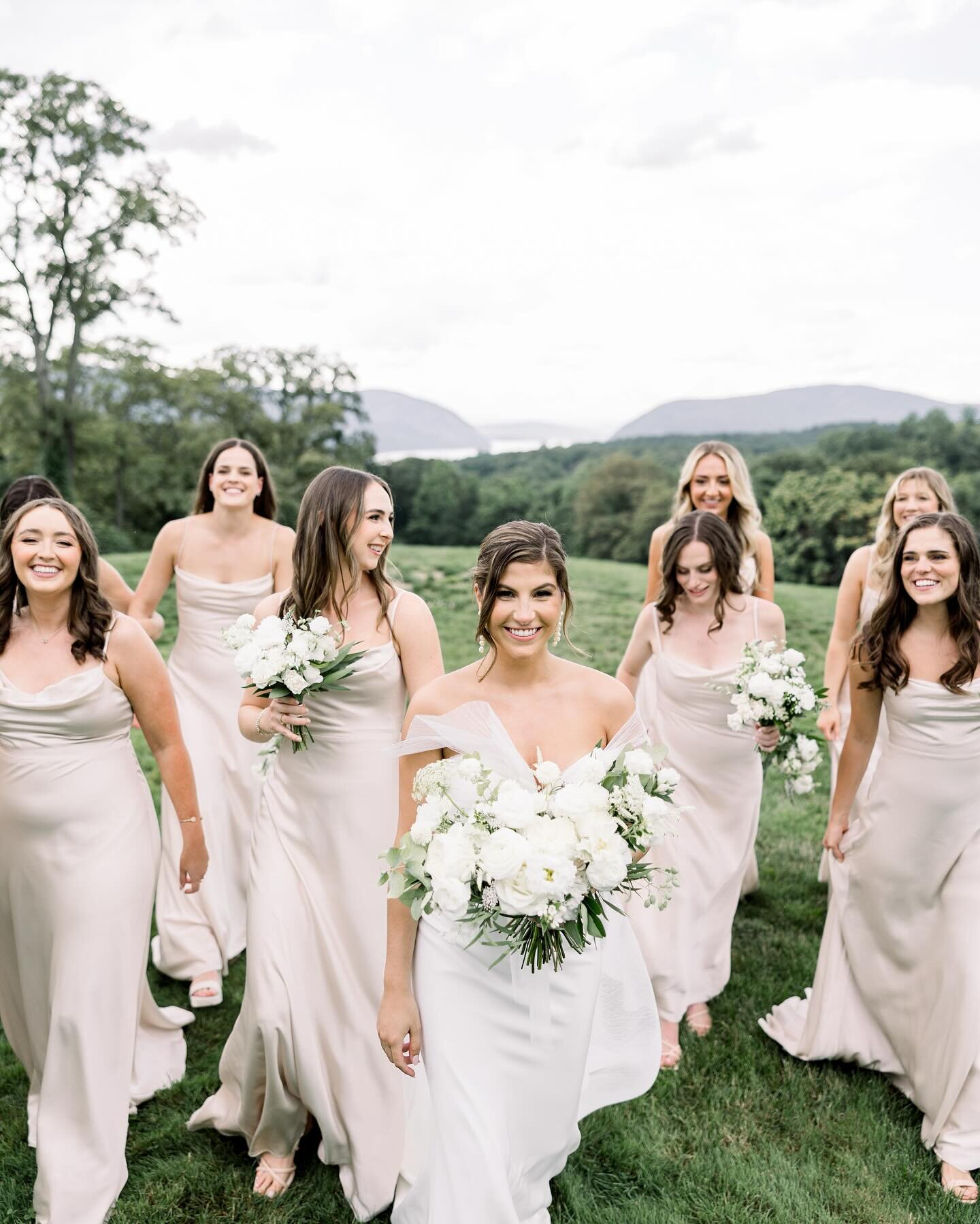 Some more details from this chic upstate wedding for Tatum &amp; Matt 🤍

Those sweet mountain views @the_garrison made for some epic scenery! 😍

Swipe ➡️ through for some more of our favorite shots by @mariecowanphotography 🤍