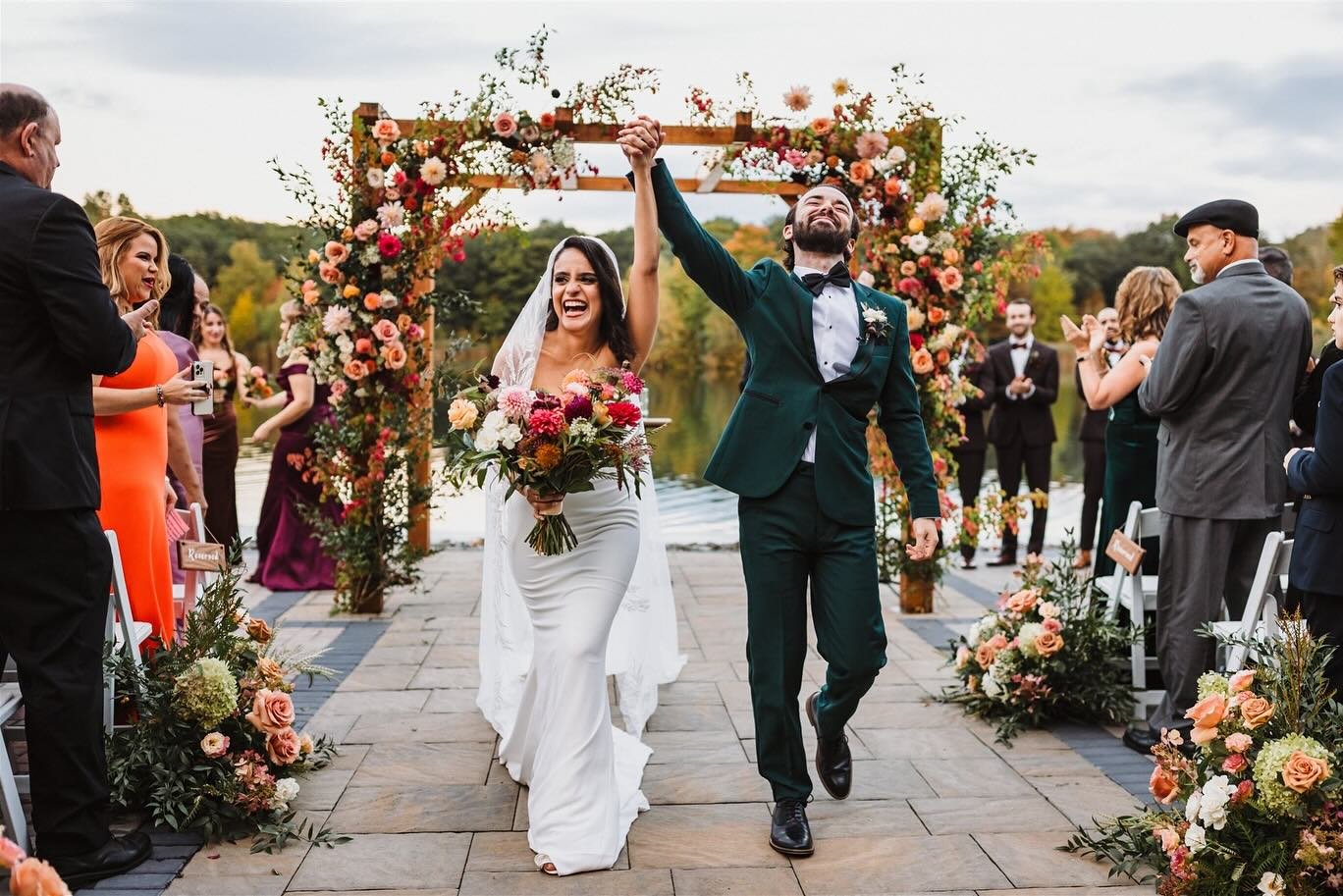 Fall romance at the lake!

📸: @mattstallonephotography
Venue: @rockislandlakeclub