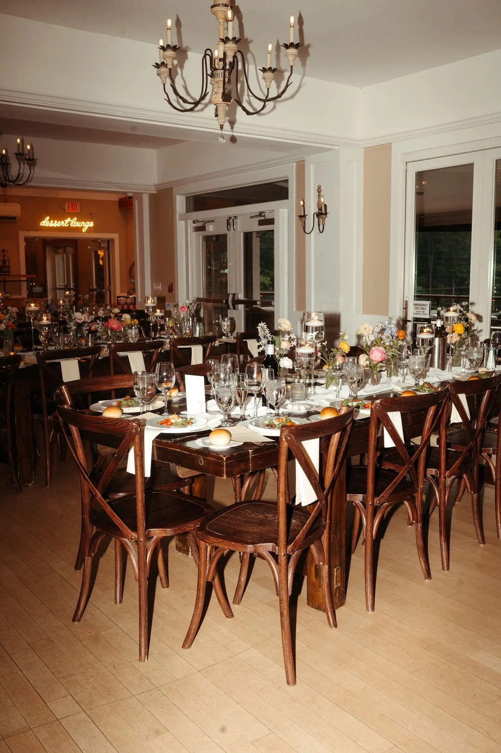 Budvases and candles decorate Rock Island Lake Clubs farm tables