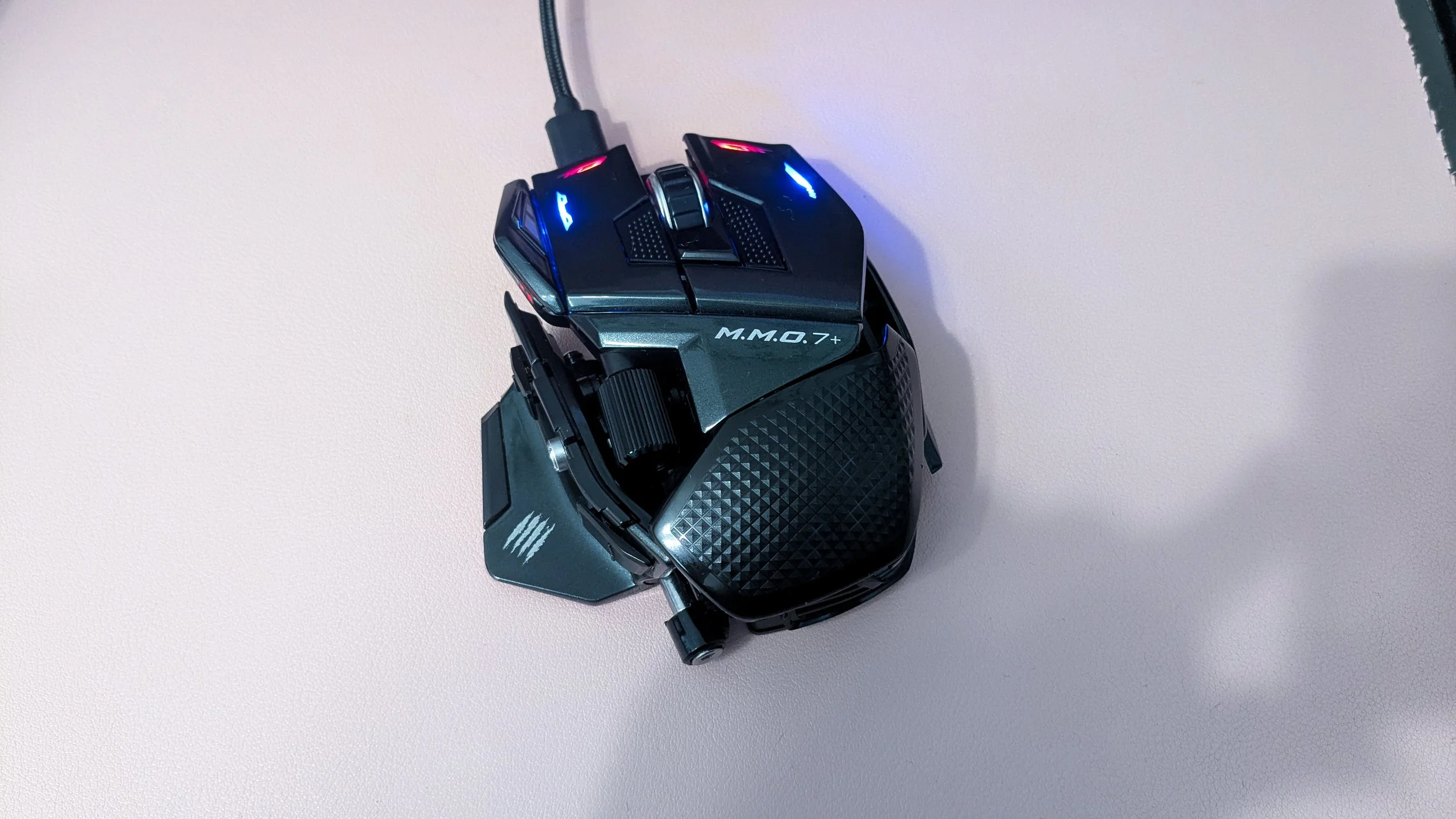 Image of the Mad Catz MMO 7+ mouse in a review by The Sypnotix