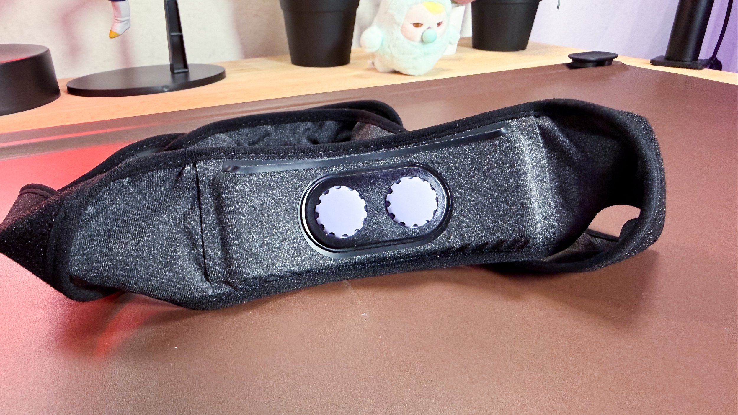 Pressure points shown on the Sonu Band in a review by The Sypnotix