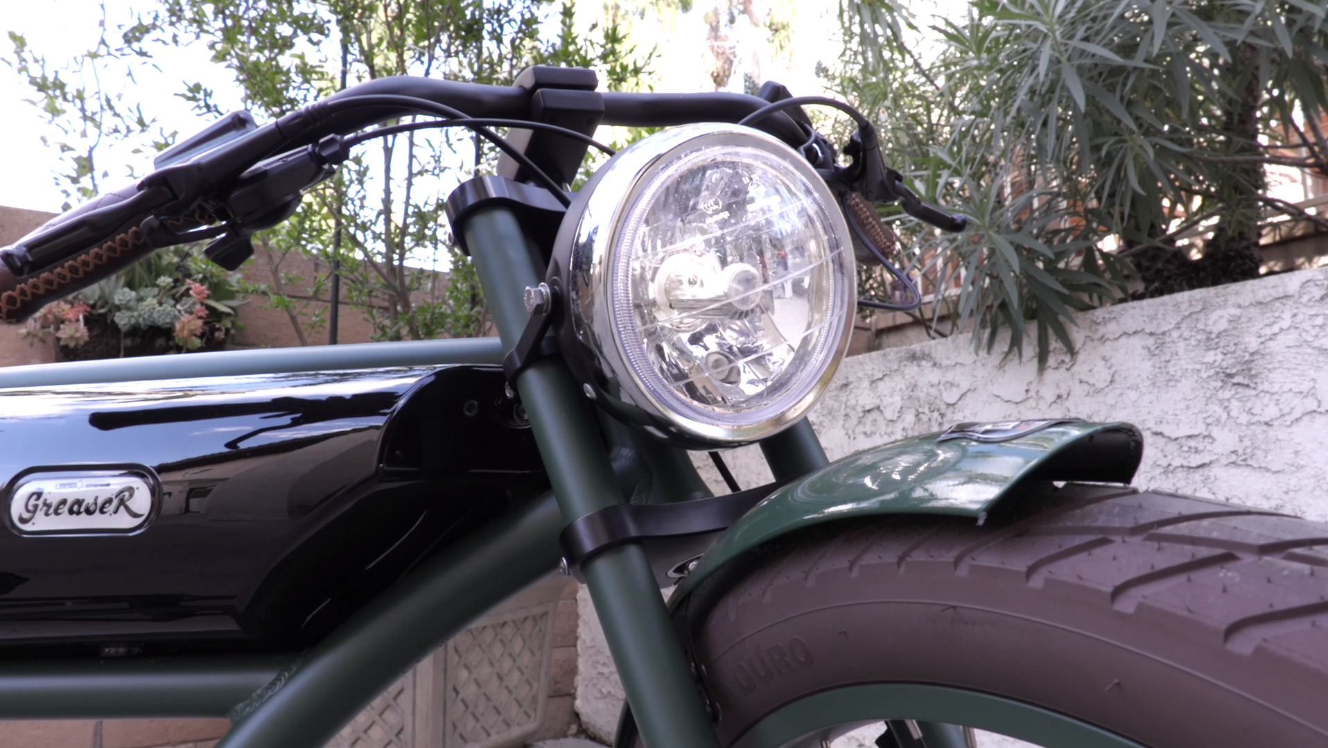 Michael Blast Greaser E-Bike, lights_Sypnotix Review.png