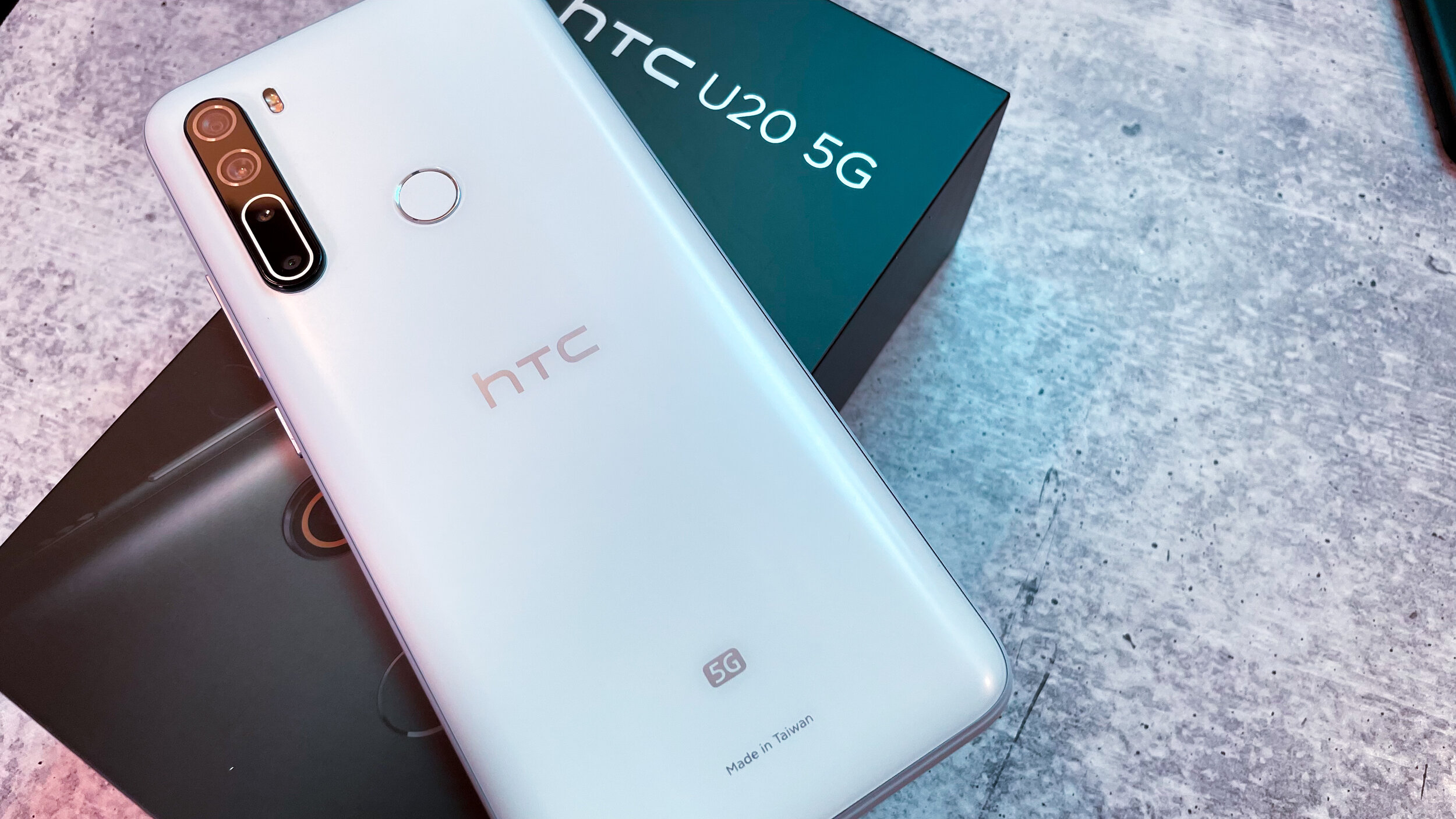 HTC U20 Back with Box.jpg