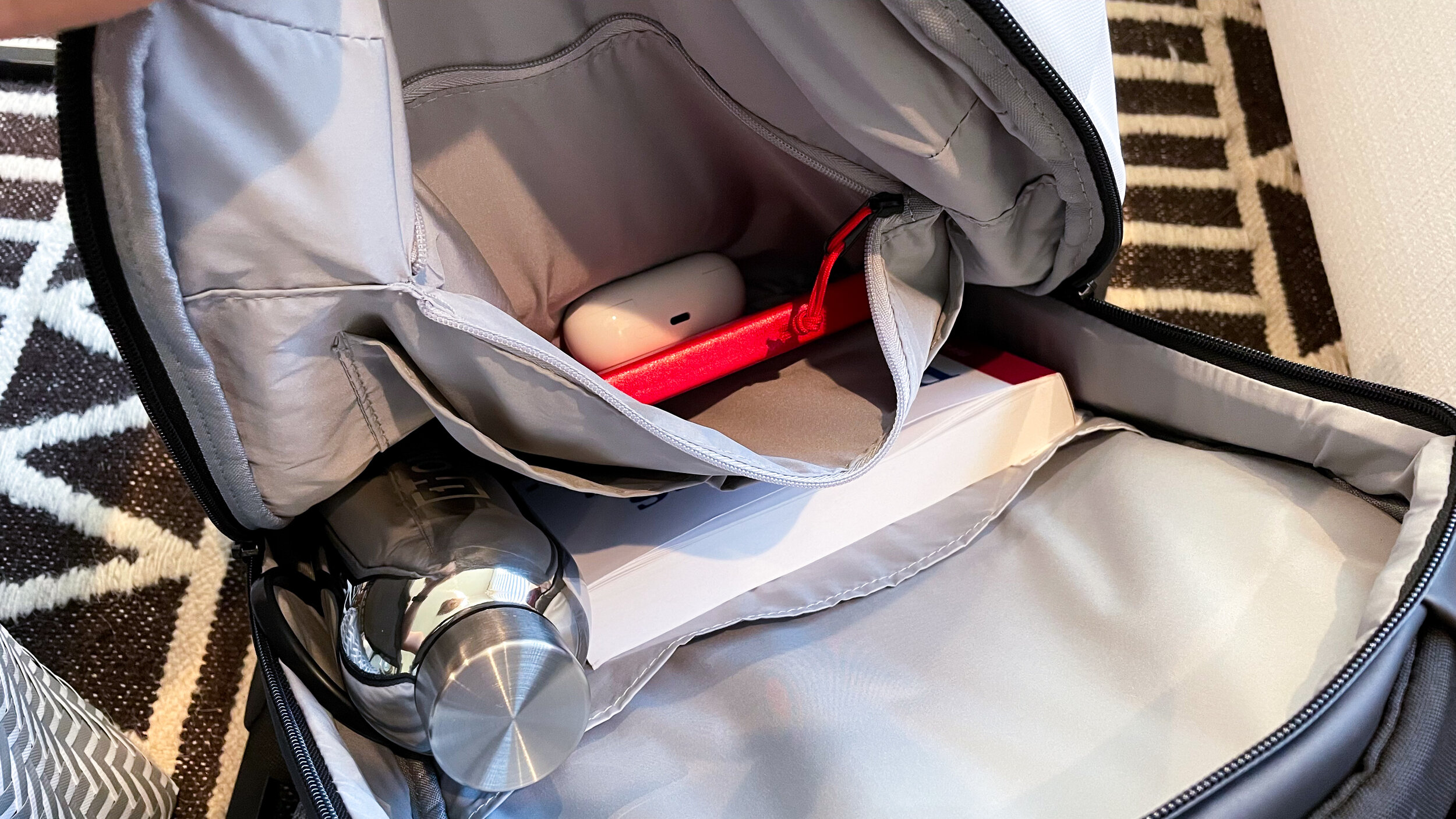 OnePlus+Backpack+Inside+1