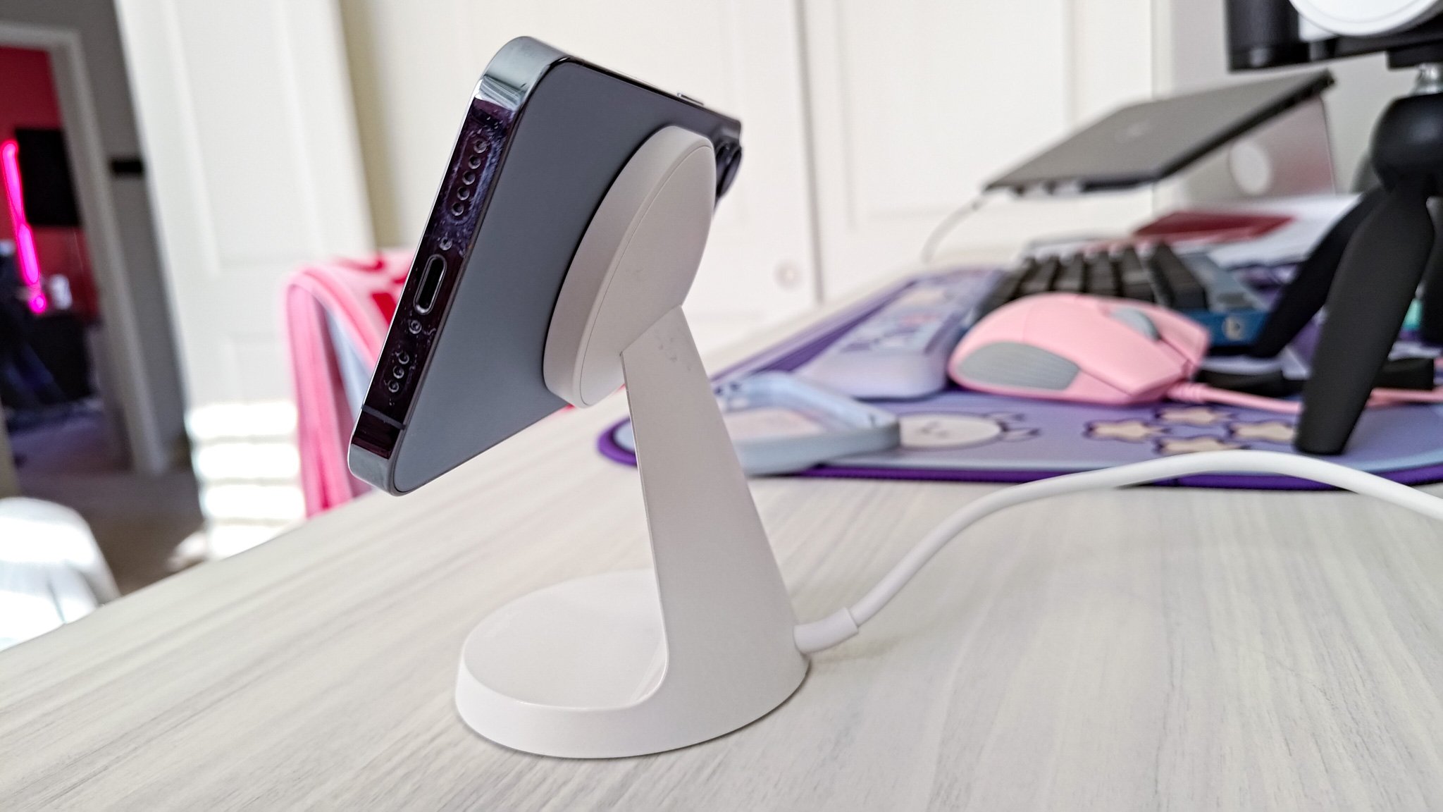 5 Things To Know About the Belkin BoostCharge Magnetic Wireless Charger  Stand — Sypnotix