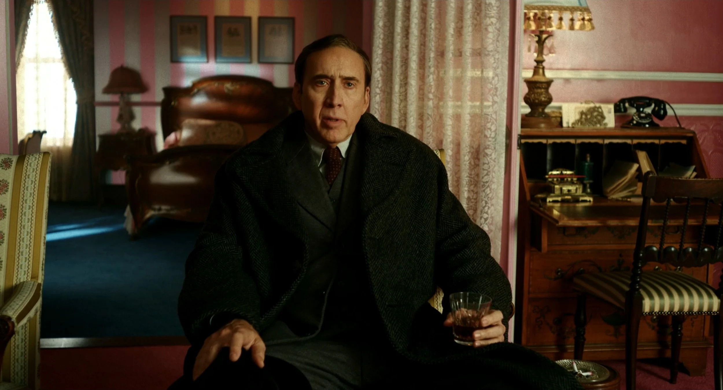 VS--Amazon-SpiderNoir-S1E3DoubleCross-14’48”.jpg