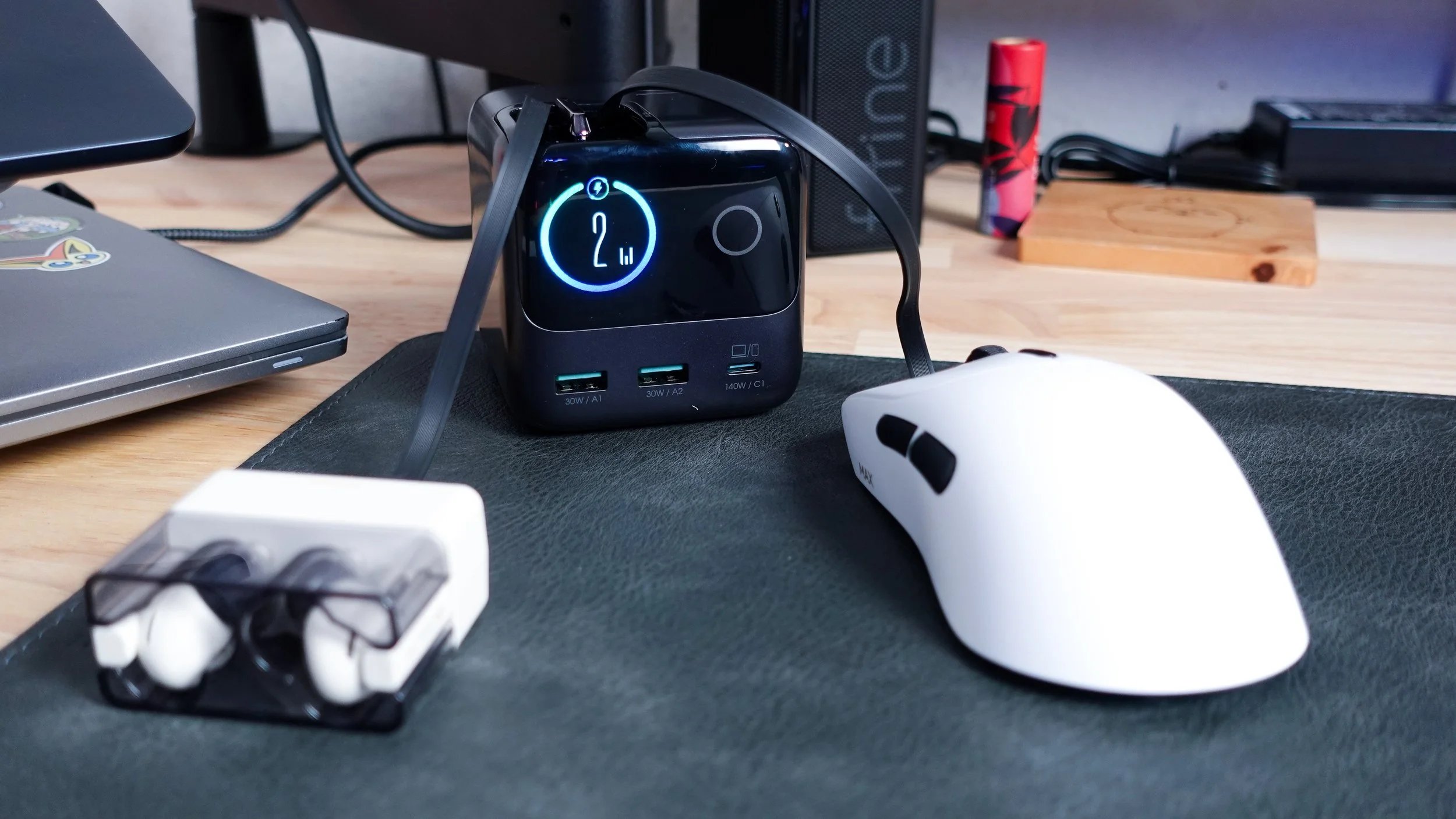 Joyroom PODIX charging two devices simultaneously in a review by The Sypnotix