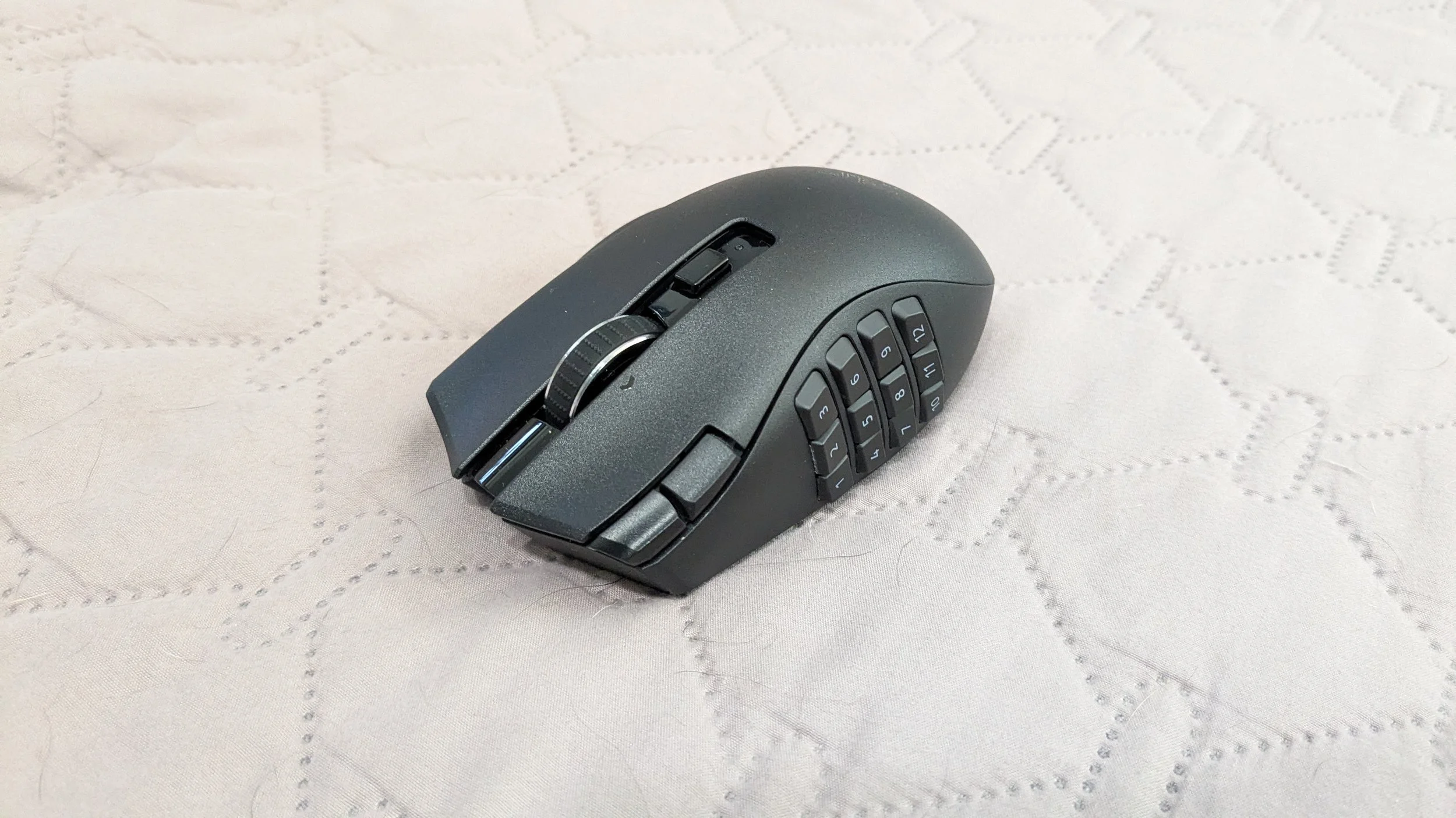 Image of the Razer Naga V2 mouse in a review by The Sypnotix