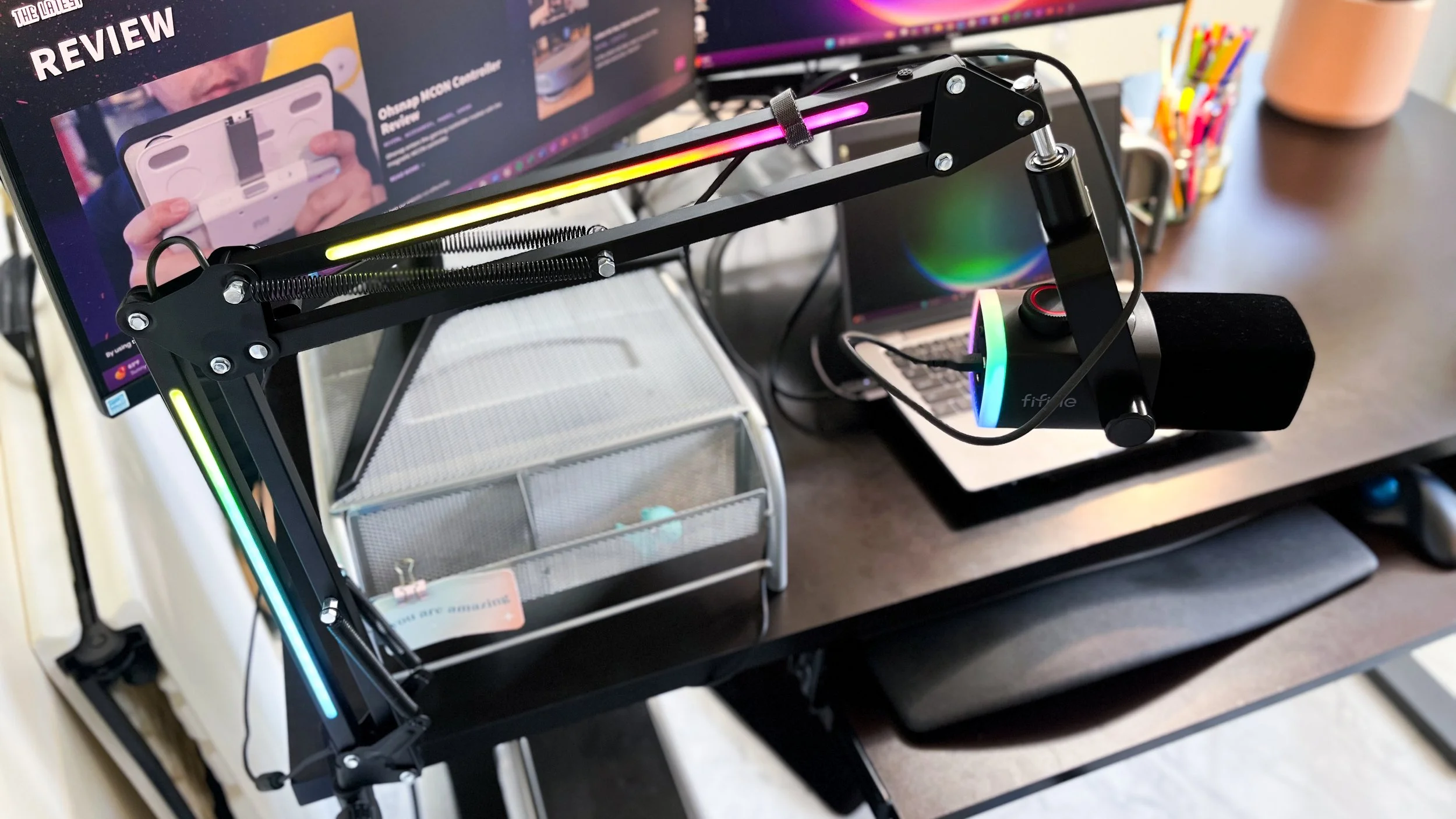 Image of the FIFINE AM8PROT mic and boom arm in a review by The Sypnotix