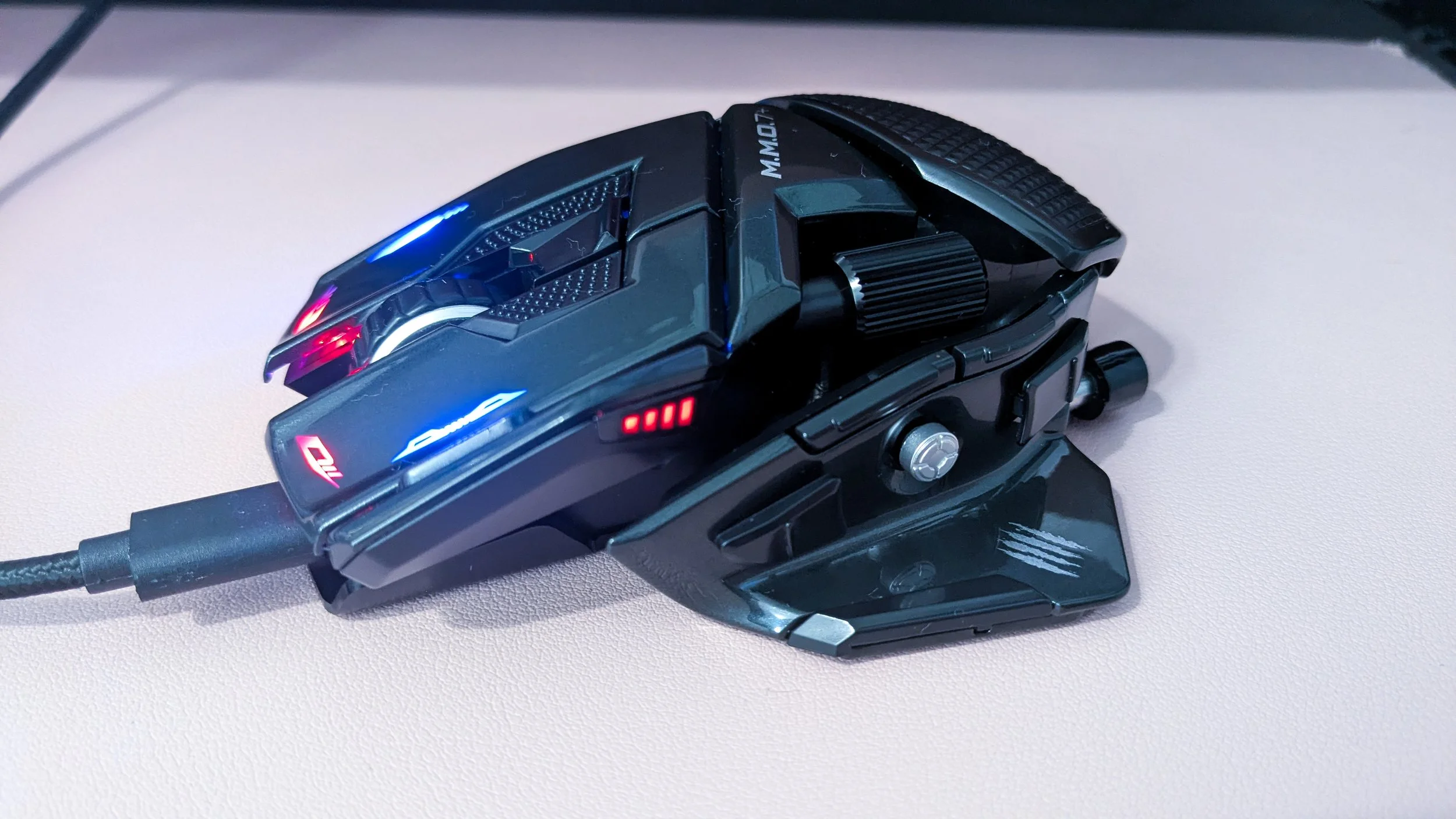 Image of the Mad Catz MMO 7+ mouse in a review by The Sypnotix
