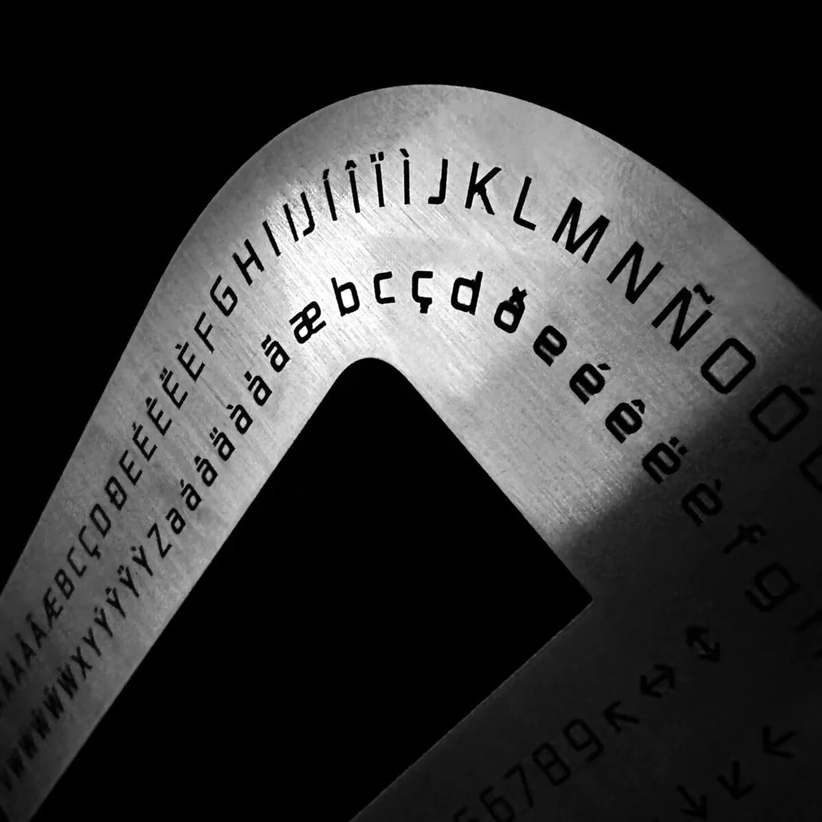 Arko by Lisa Ulrich Examines Artificial Intelligence Through a Contemporary Display Typeface