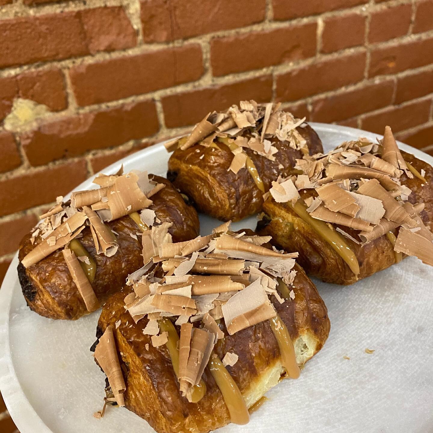 New to the AM line up... Tested and approved!!
The milk chocolate and caramel croissant. Limited supply, gotta get in early to get this gem. Or call the reserve your spot in line! #croissant #chocolatecroissant #butter #caramel #chocolate #milkchocol
