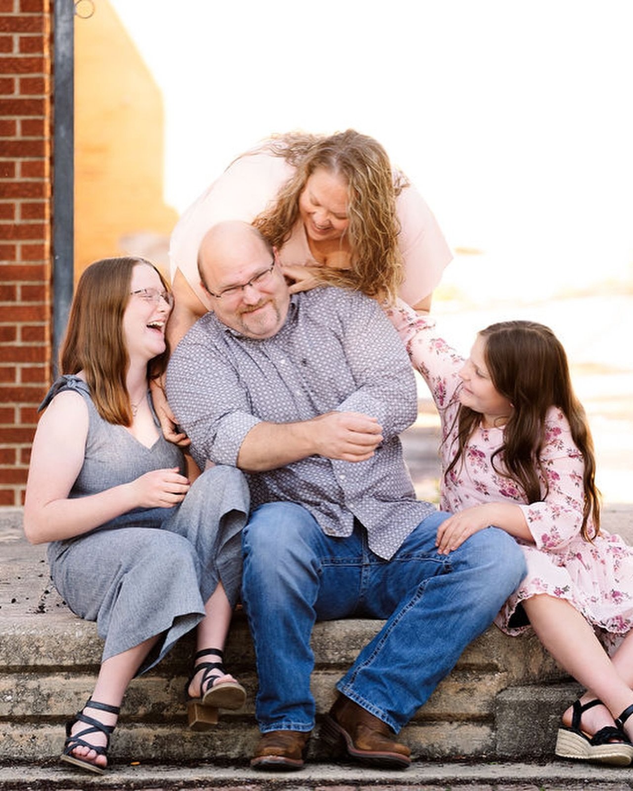 The perfect springtime portrait session. 🌼
.
.
.
#itsalldowntown #lovespringfield #417 #417land #417photographer #417mom