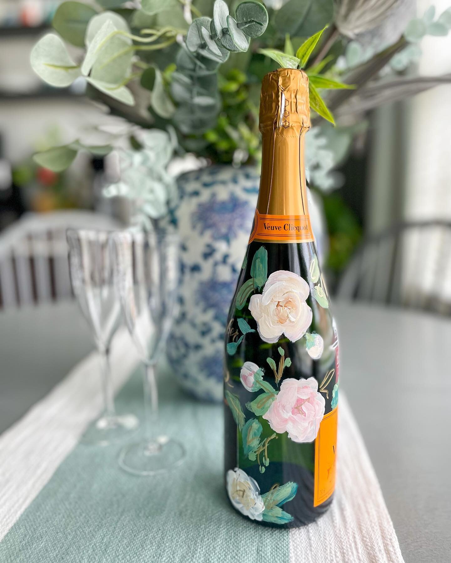 Swipe to see how we included the beautiful venue, Homestead Manor in Franklin, TN, on this bottle! 😍

#franklintn #franklintnwedding #southerncharm #southernwedding #southernbride #paintedchampagnebottle #veuveclicquot #artistsoninstagram #nashville