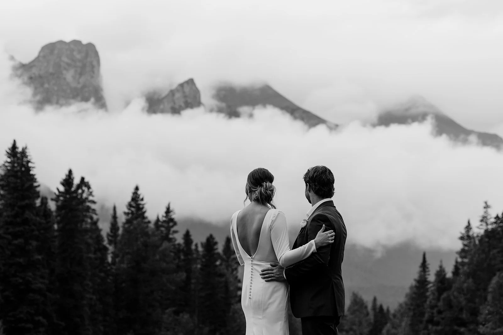 moody-weather-on-a-rainy-wedding-day-at-Canmore-golf-and-curling-club-in-Canmore-captured-by-Wild-Alpine-Image-Co.
