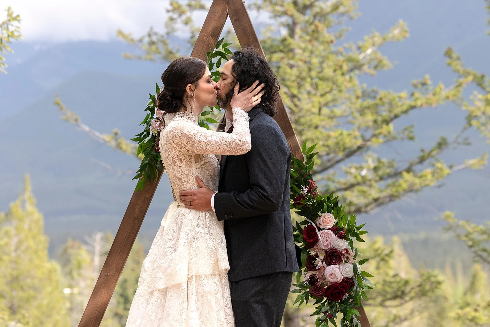 summer-wedding-ceremony-at-the-Alpine-Club-of-Canada-Clubhouse-in-Canmore-with-local-wedding-photographers-Wild-Alpine-Image-Co.