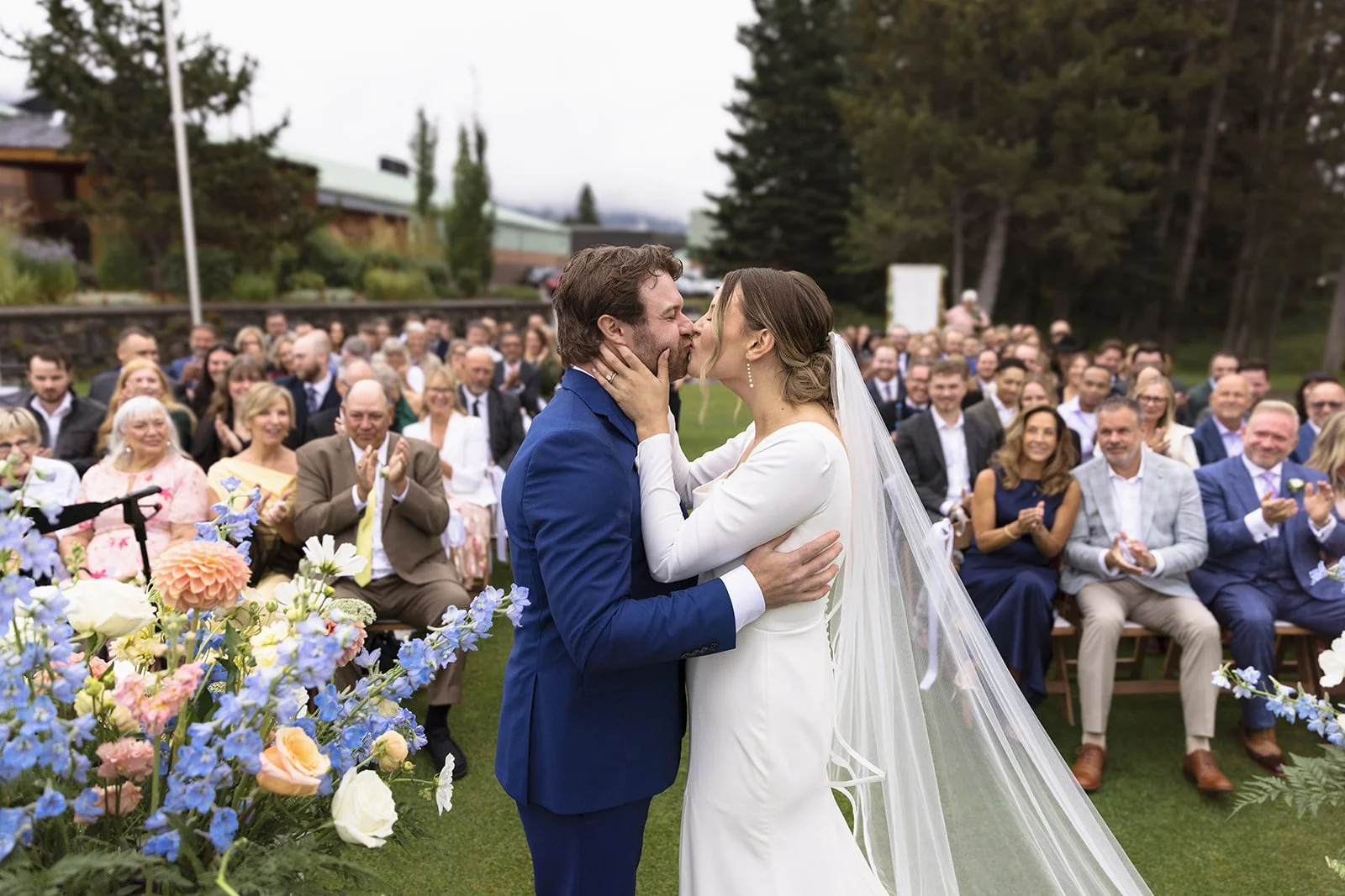 fall-wedding-at-the-canmore-golf-and-curling-club-photographed-by-local-wedding-photographers-Wild-Alpine-Image-Co.