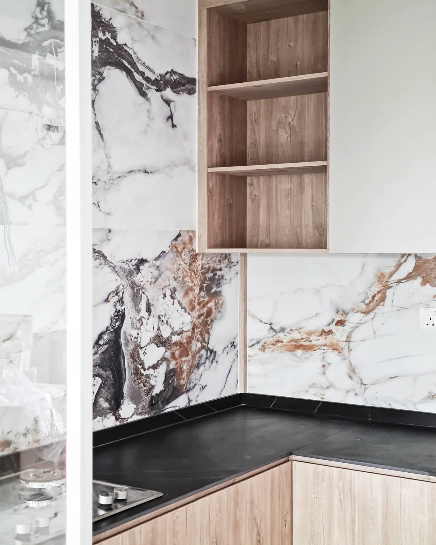 SWIPE ⏩ Our client sure achieved the luxe kitchen of their dreams thanks to these magnificent marble-look porcelain tiles. These tiles are richly veined and give the kitchen a glamourous appeal 🤩

Designer: Caine

#hdbrenovation
#renovationsg
#sghom