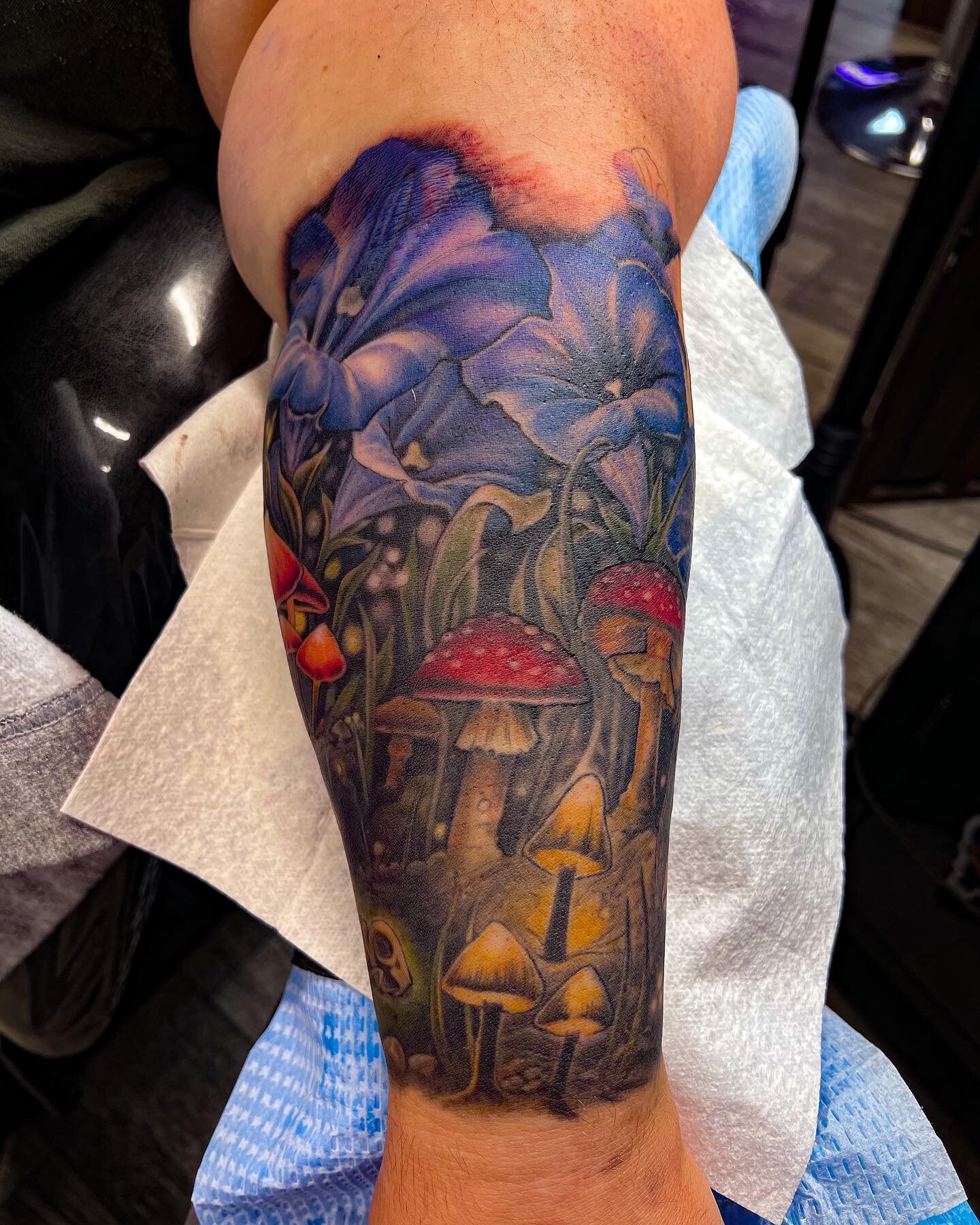 Magical fairy garden✨🍄done by @katizmenkowskitattoos at @serpentmoonpgh located on Liberty Ave, #Pittsburgh Pa.  #pittsburghtattooartist #pittsburghtattooshop #pittsburghartist #fairytattoo #mushroomtattoo