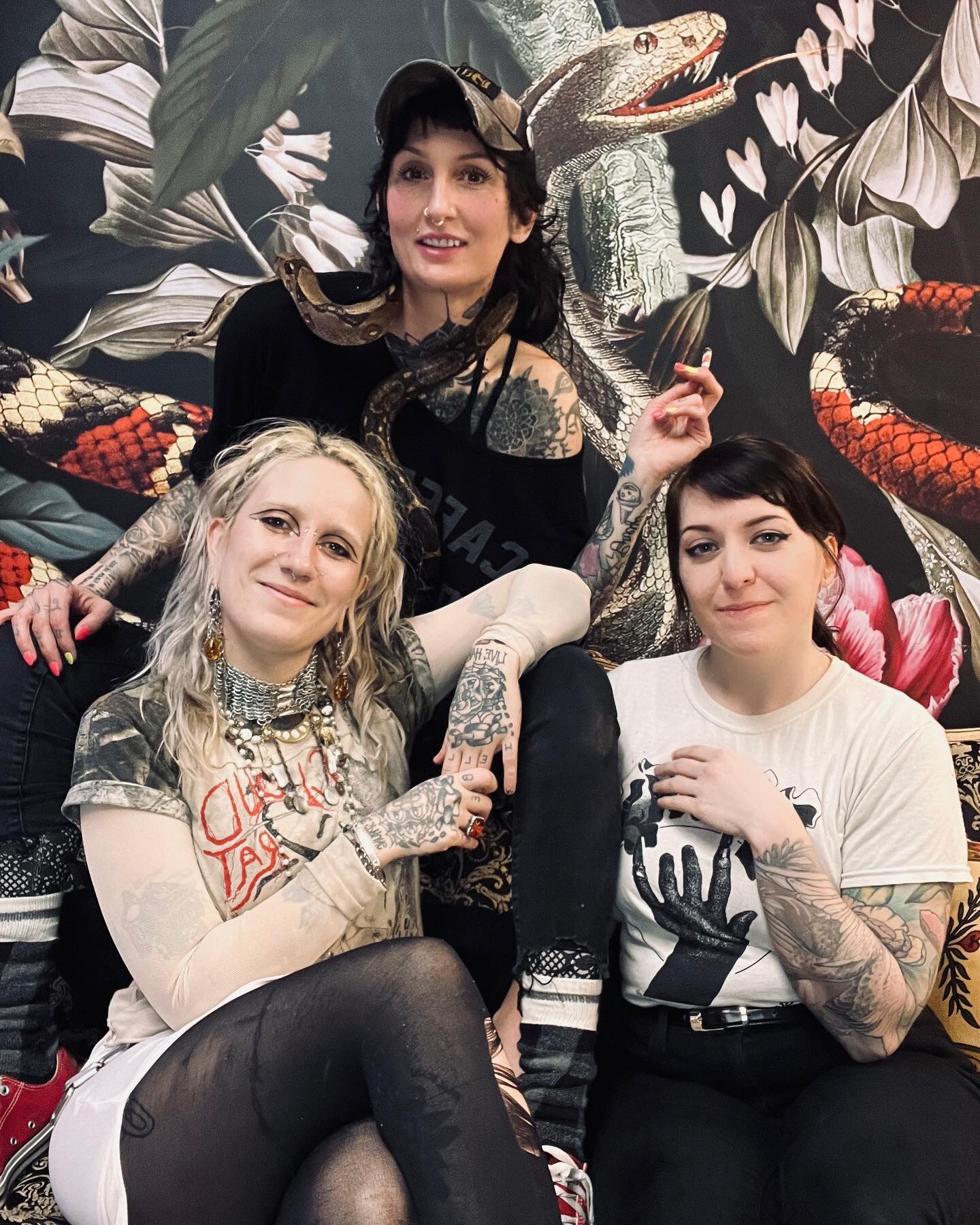 Three tattooer babes and a snake 🐍 how perfect 💅🏼
