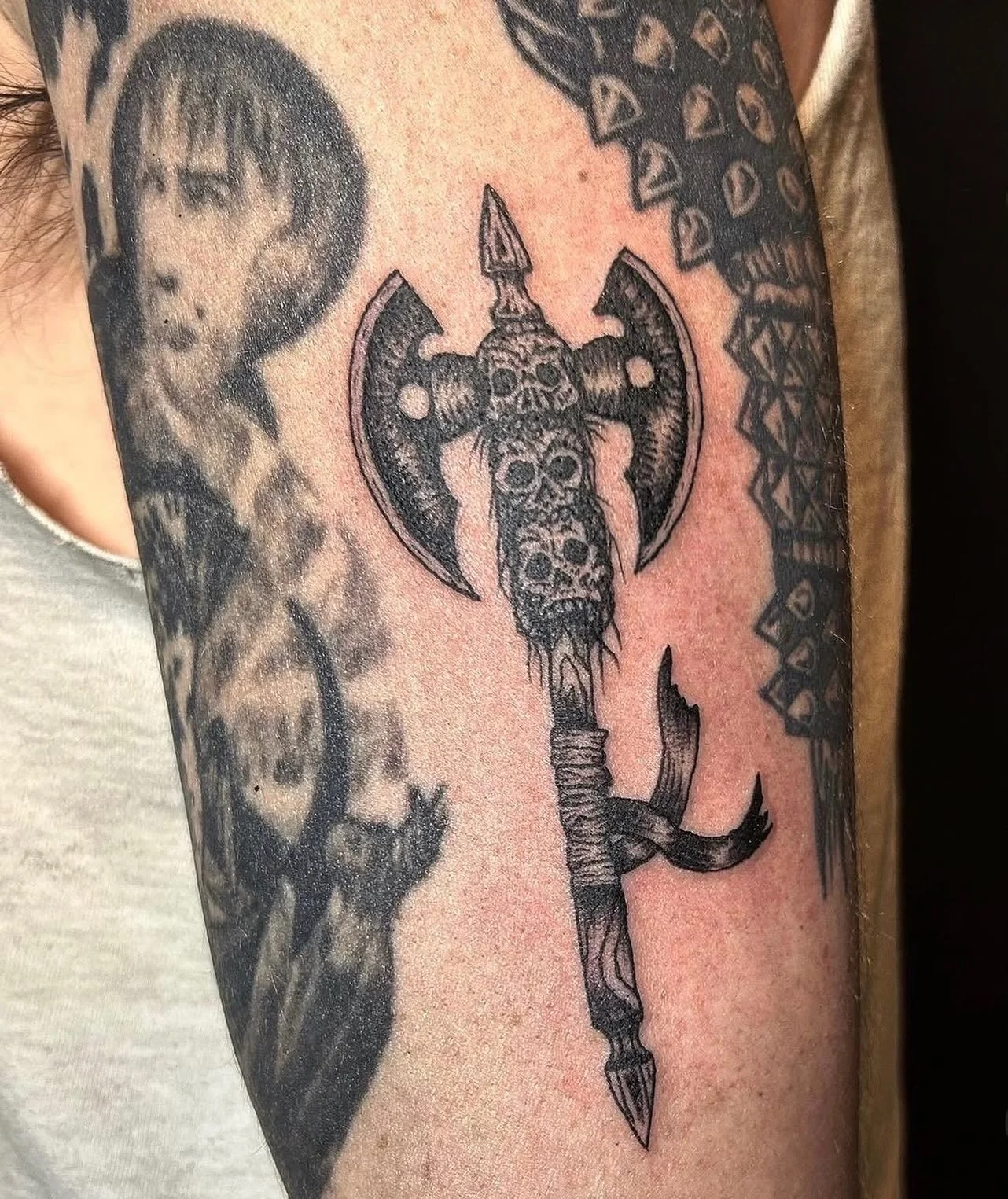 @izzyzappia666 specializes in black work elements of torture!! But she also does walk ins for pretty things, fine line details and script! 🖤🖤🖤