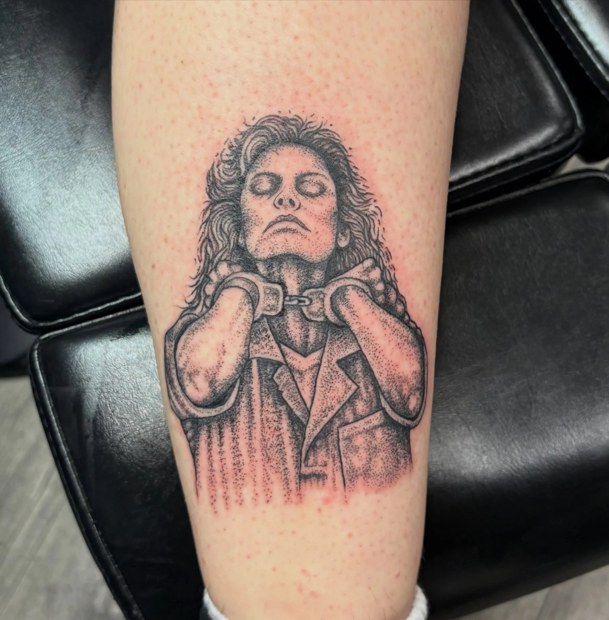 Tiny portrait of a man killer done by @izzyzappia666 Izzy does fantastic micro pointillism portraits and she wants to do more! Any ideas of someone you would or wouldn&rsquo;t get a tiny portrait of? Let us know! 🤯😋