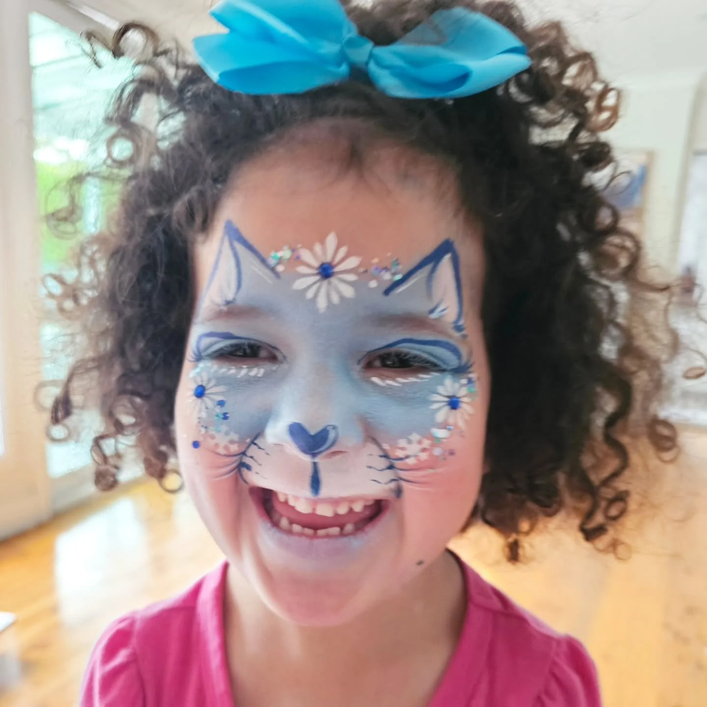 This pretty snow cat 😻😻😻 insisted I paint her face first thing upon waking 🤣