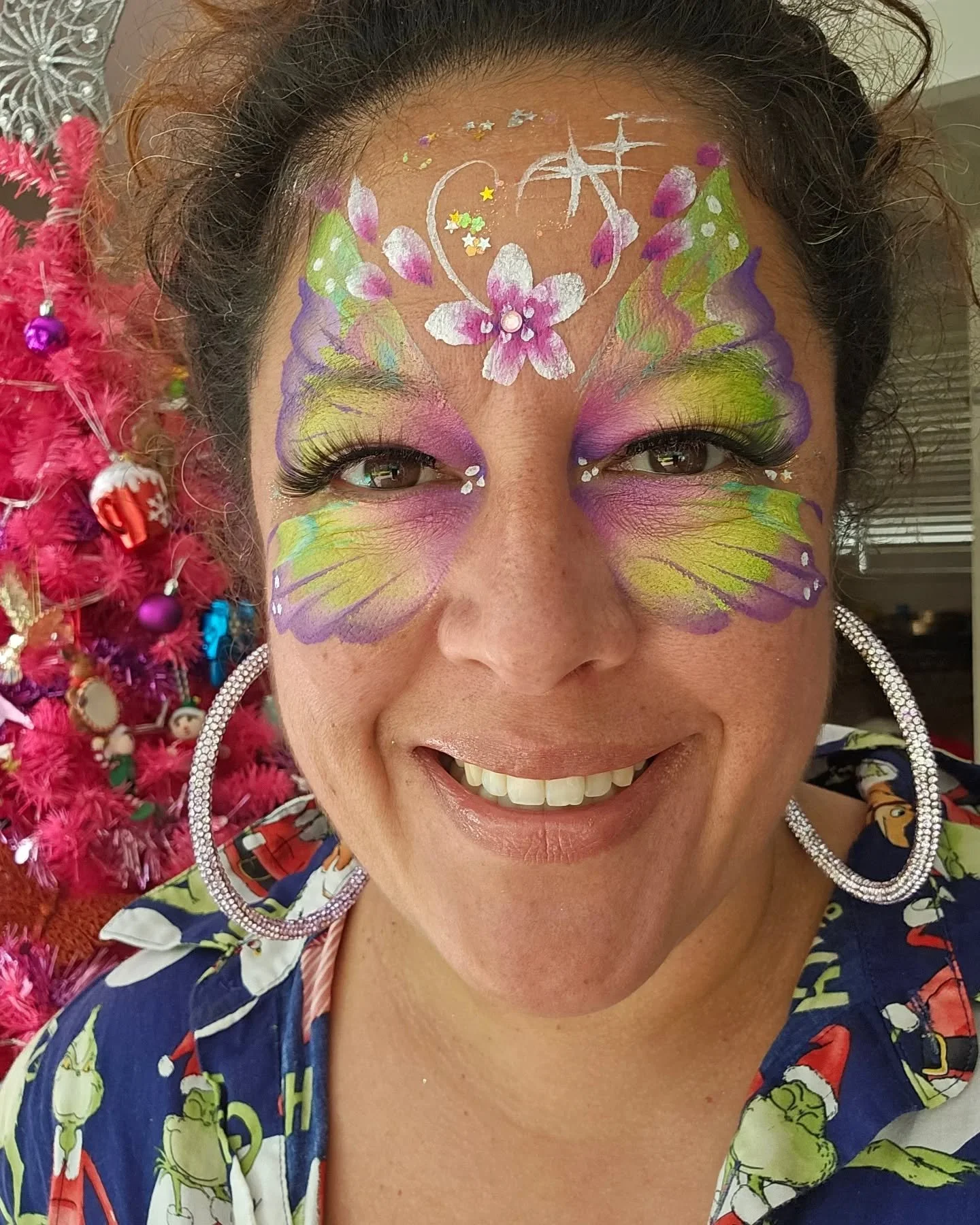 Just added a rainbow butterfly to my Christmas face painting board! 🦋🦋 What do you think? I used Fusion facepaints - Unicorn spark palette - so pretty!

On a side note, yes, those are my Grinch Christmas pyjamas and pink Christmas tree. 🤣 When Ins